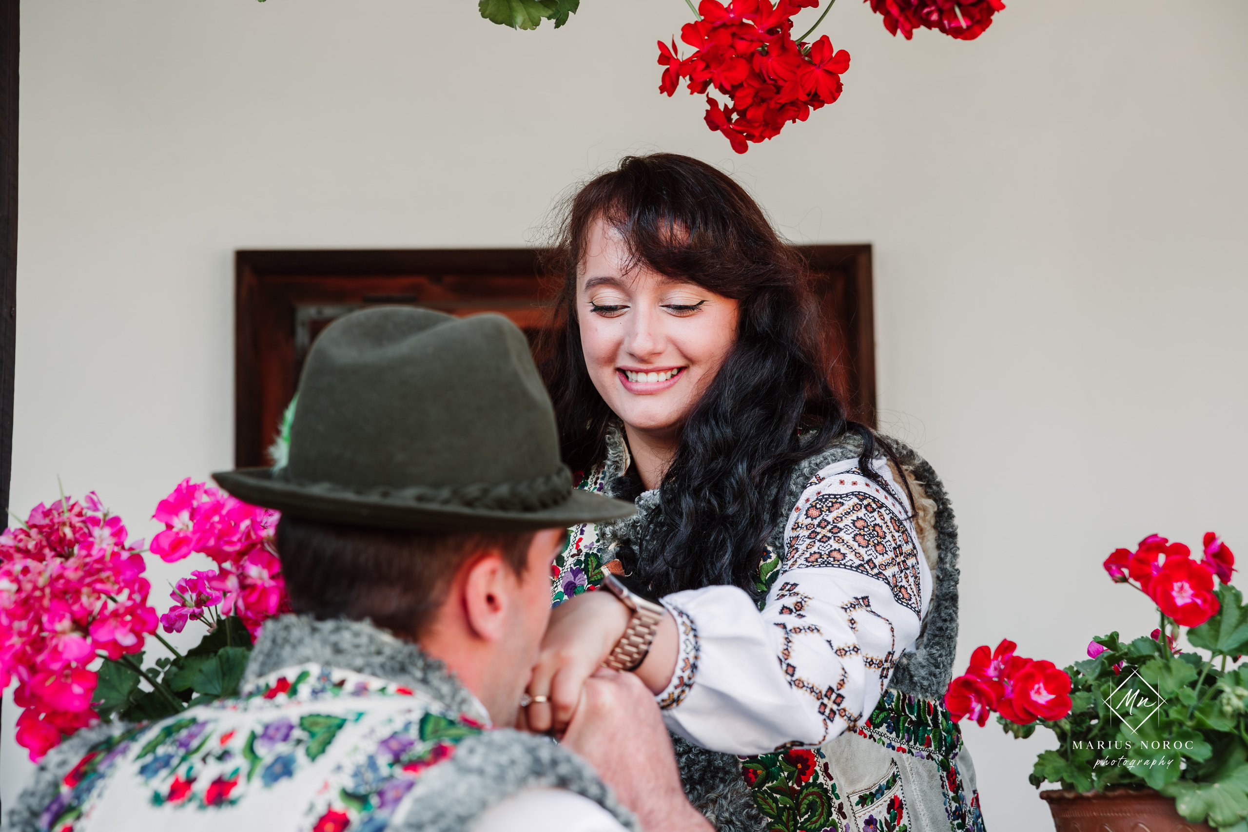 Sabina și Ionuț, îmbrăcați în costume populare bucovinene, au realizat o ședință foto "Save the Date" la Muzeul Satului Bucovinean din Suceava. Fotografii tradiționale și romantice, surprinse într-un peisaj autentic și istoric, evidențiind dragostea și frumusețea tradițiilor locale.