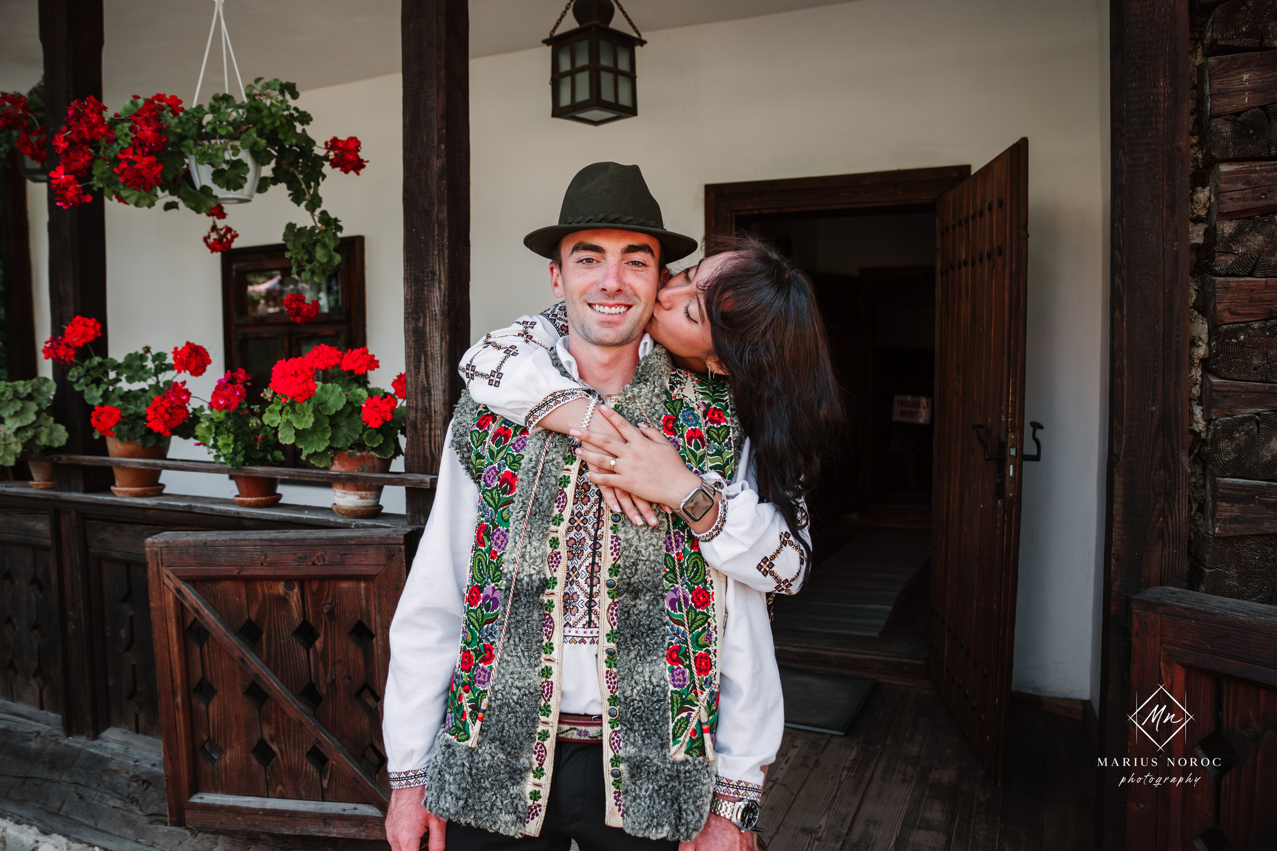 Sabina și Ionuț, îmbrăcați în costume populare bucovinene, au realizat o ședință foto "Save the Date" la Muzeul Satului Bucovinean din Suceava. Fotografii tradiționale și romantice, surprinse într-un peisaj autentic și istoric, evidențiind dragostea și frumusețea tradițiilor locale.