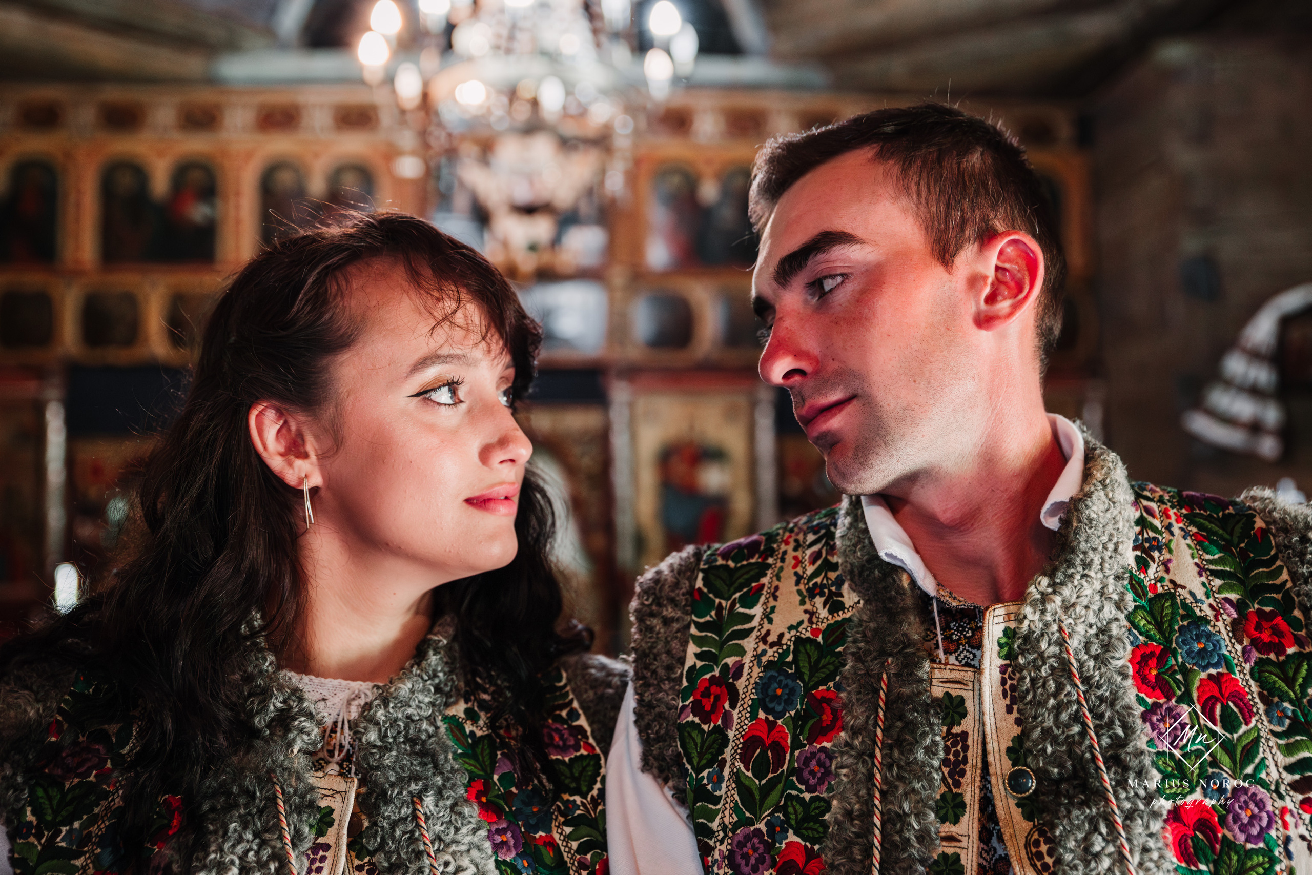 Sabina și Ionuț, îmbrăcați în costume populare bucovinene, au realizat o ședință foto "Save the Date" la Muzeul Satului Bucovinean din Suceava. Fotografii tradiționale și romantice, surprinse într-un peisaj autentic și istoric, evidențiind dragostea și frumusețea tradițiilor locale.