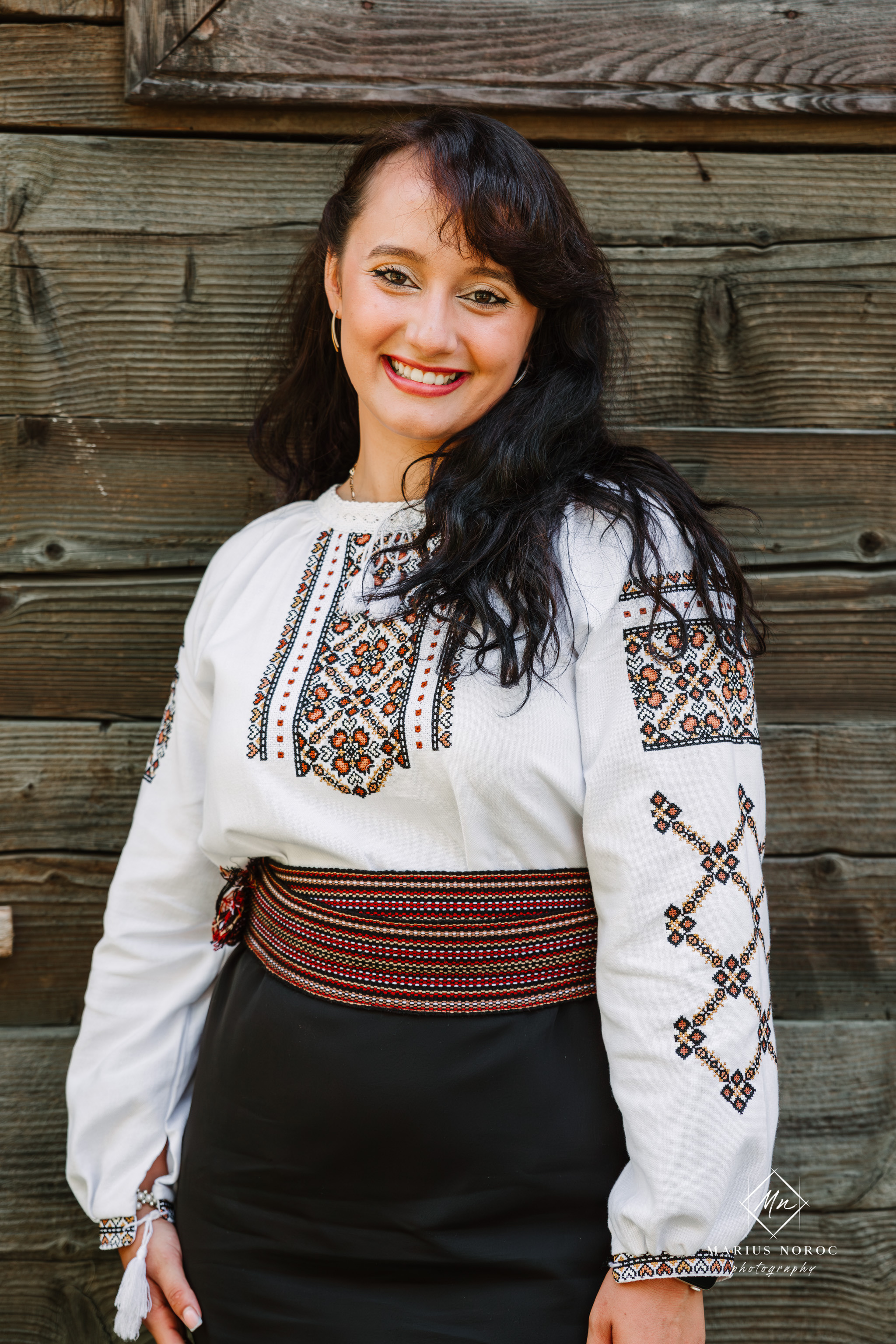 Sabina și Ionuț, îmbrăcați în costume populare bucovinene, au realizat o ședință foto "Save the Date" la Muzeul Satului Bucovinean din Suceava. Fotografii tradiționale și romantice, surprinse într-un peisaj autentic și istoric, evidențiind dragostea și frumusețea tradițiilor locale.