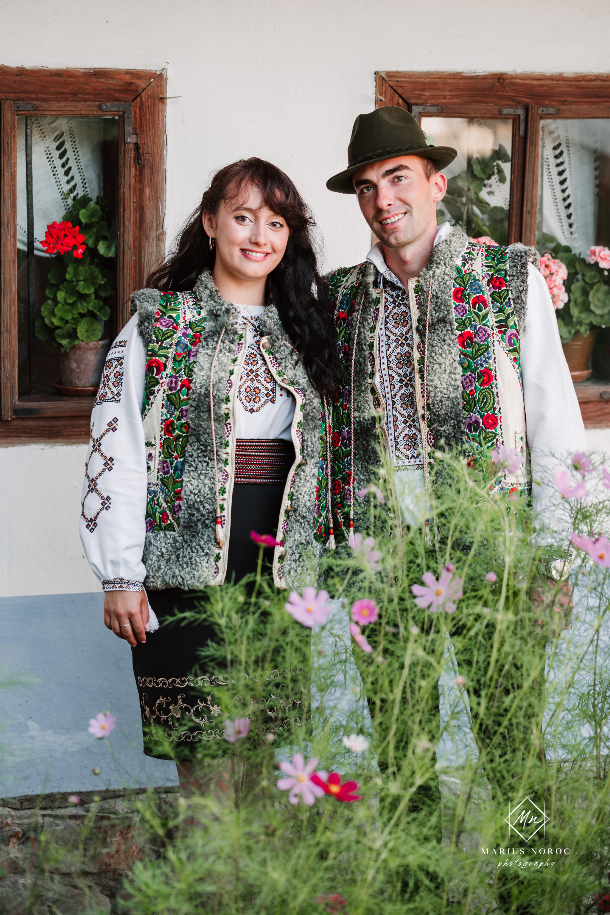 Sabina și Ionuț, îmbrăcați în costume populare bucovinene, au realizat o ședință foto "Save the Date" la Muzeul Satului Bucovinean din Suceava. Fotografii tradiționale și romantice, surprinse într-un peisaj autentic și istoric, evidențiind dragostea și frumusețea tradițiilor locale.