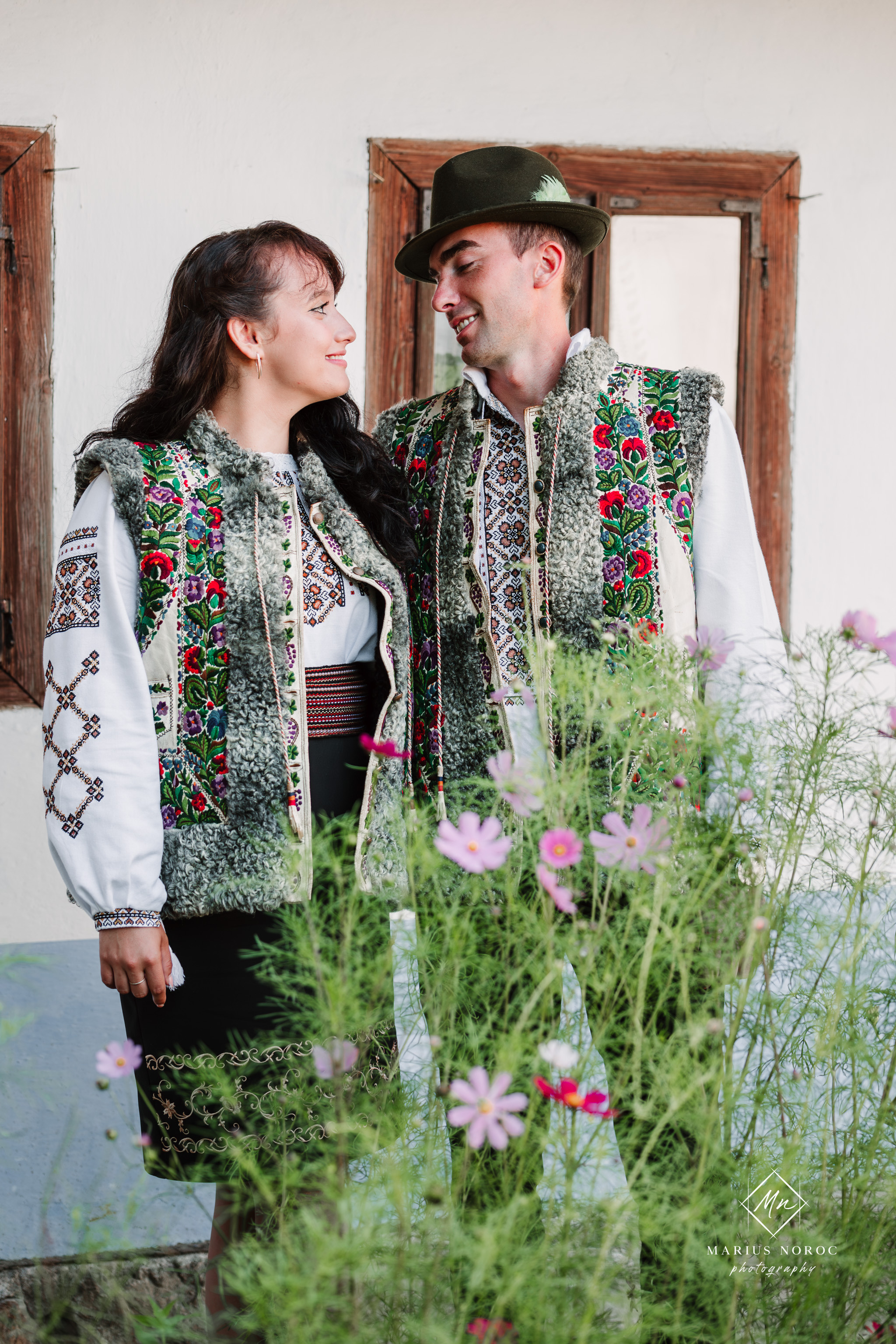 Sabina și Ionuț, îmbrăcați în costume populare bucovinene, au realizat o ședință foto "Save the Date" la Muzeul Satului Bucovinean din Suceava. Fotografii tradiționale și romantice, surprinse într-un peisaj autentic și istoric, evidențiind dragostea și frumusețea tradițiilor locale.