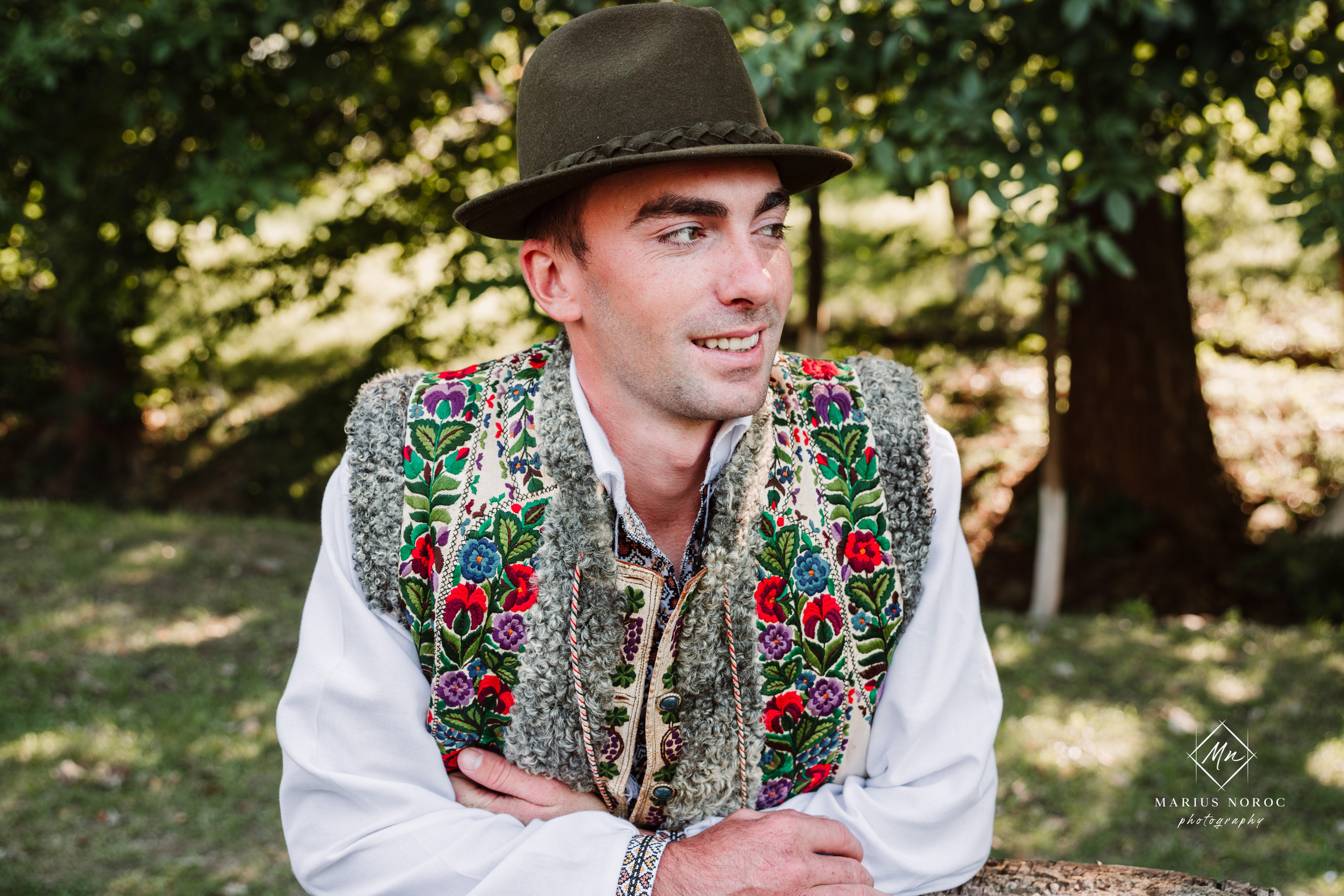 Sabina și Ionuț, îmbrăcați în costume populare bucovinene, au realizat o ședință foto "Save the Date" la Muzeul Satului Bucovinean din Suceava. Fotografii tradiționale și romantice, surprinse într-un peisaj autentic și istoric, evidențiind dragostea și frumusețea tradițiilor locale.