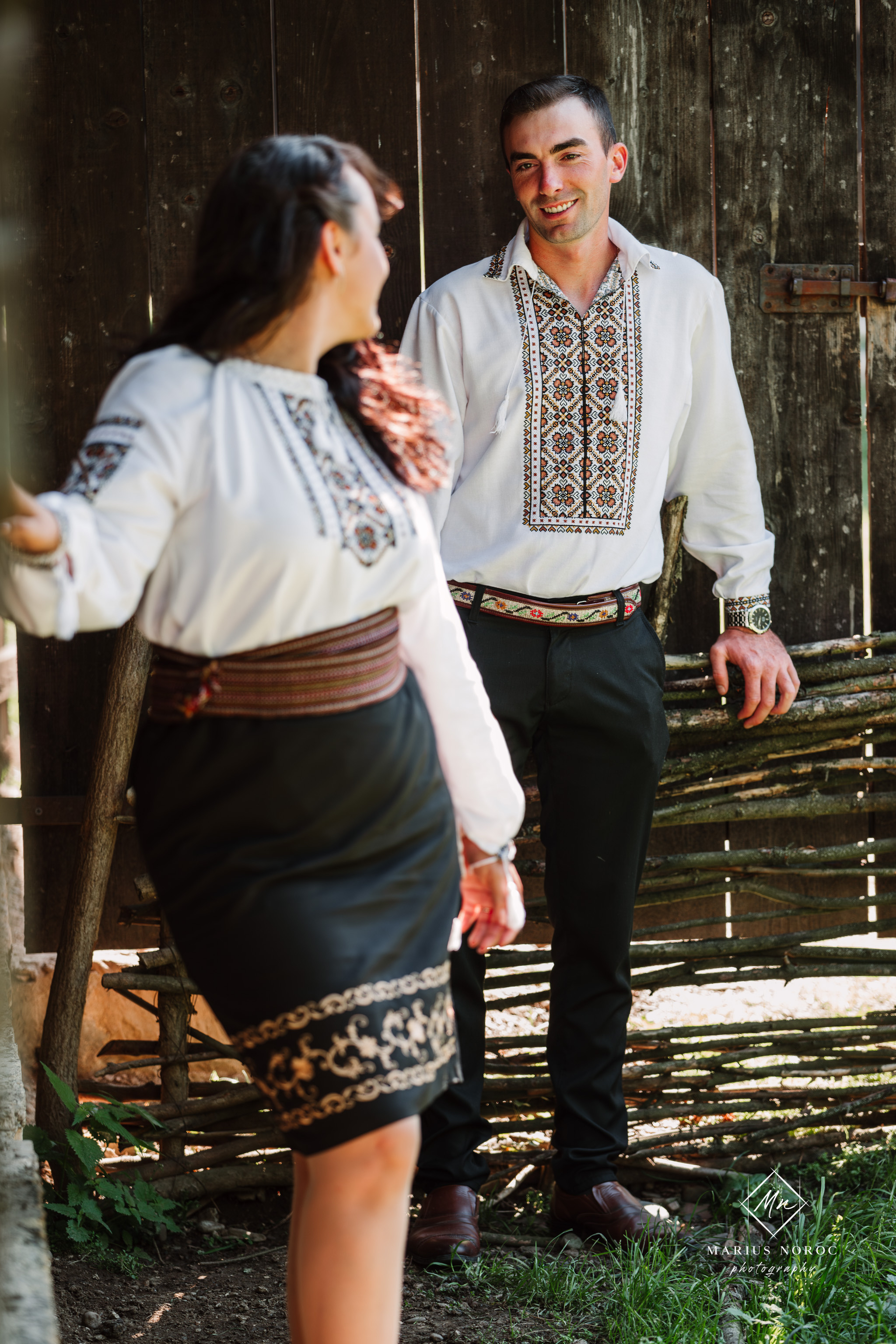 Sabina și Ionuț, îmbrăcați în costume populare bucovinene, au realizat o ședință foto "Save the Date" la Muzeul Satului Bucovinean din Suceava. Fotografii tradiționale și romantice, surprinse într-un peisaj autentic și istoric, evidențiind dragostea și frumusețea tradițiilor locale.