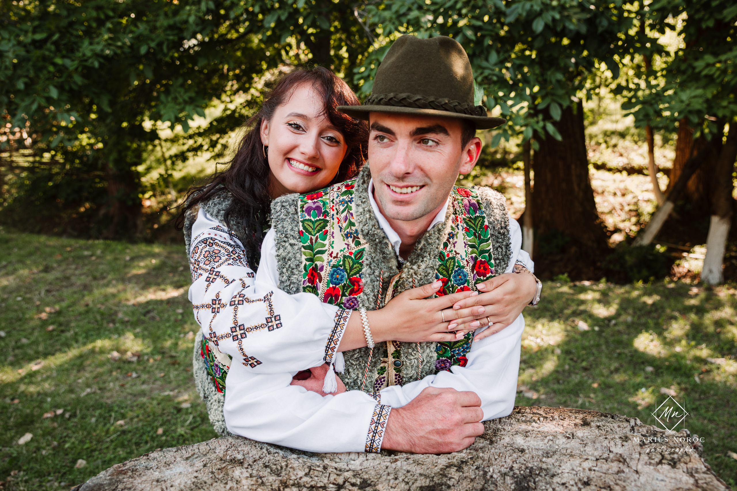 Sabina și Ionuț, îmbrăcați în costume populare bucovinene, au realizat o ședință foto "Save the Date" la Muzeul Satului Bucovinean din Suceava. Fotografii tradiționale și romantice, surprinse într-un peisaj autentic și istoric, evidențiind dragostea și frumusețea tradițiilor locale.