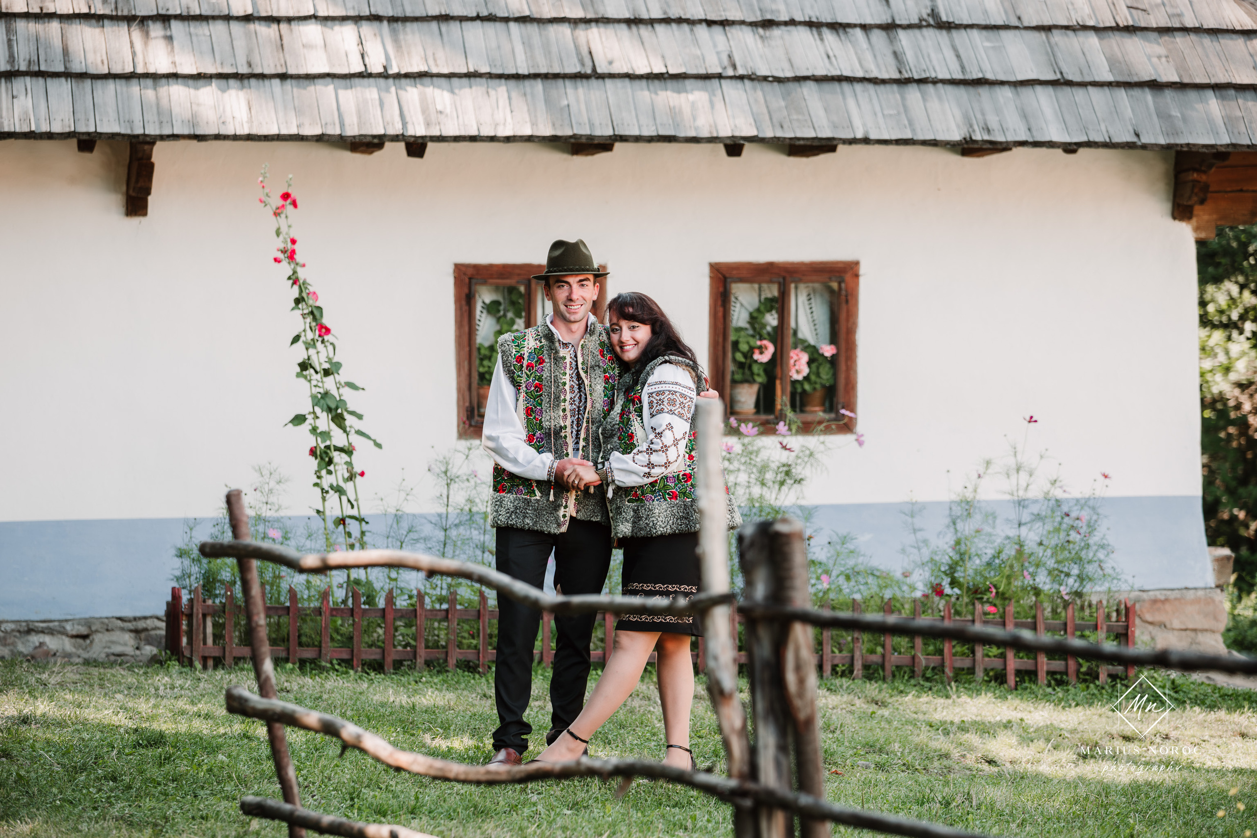 Sabina și Ionuț, îmbrăcați în costume populare bucovinene, au realizat o ședință foto "Save the Date" la Muzeul Satului Bucovinean din Suceava. Fotografii tradiționale și romantice, surprinse într-un peisaj autentic și istoric, evidențiind dragostea și frumusețea tradițiilor locale.