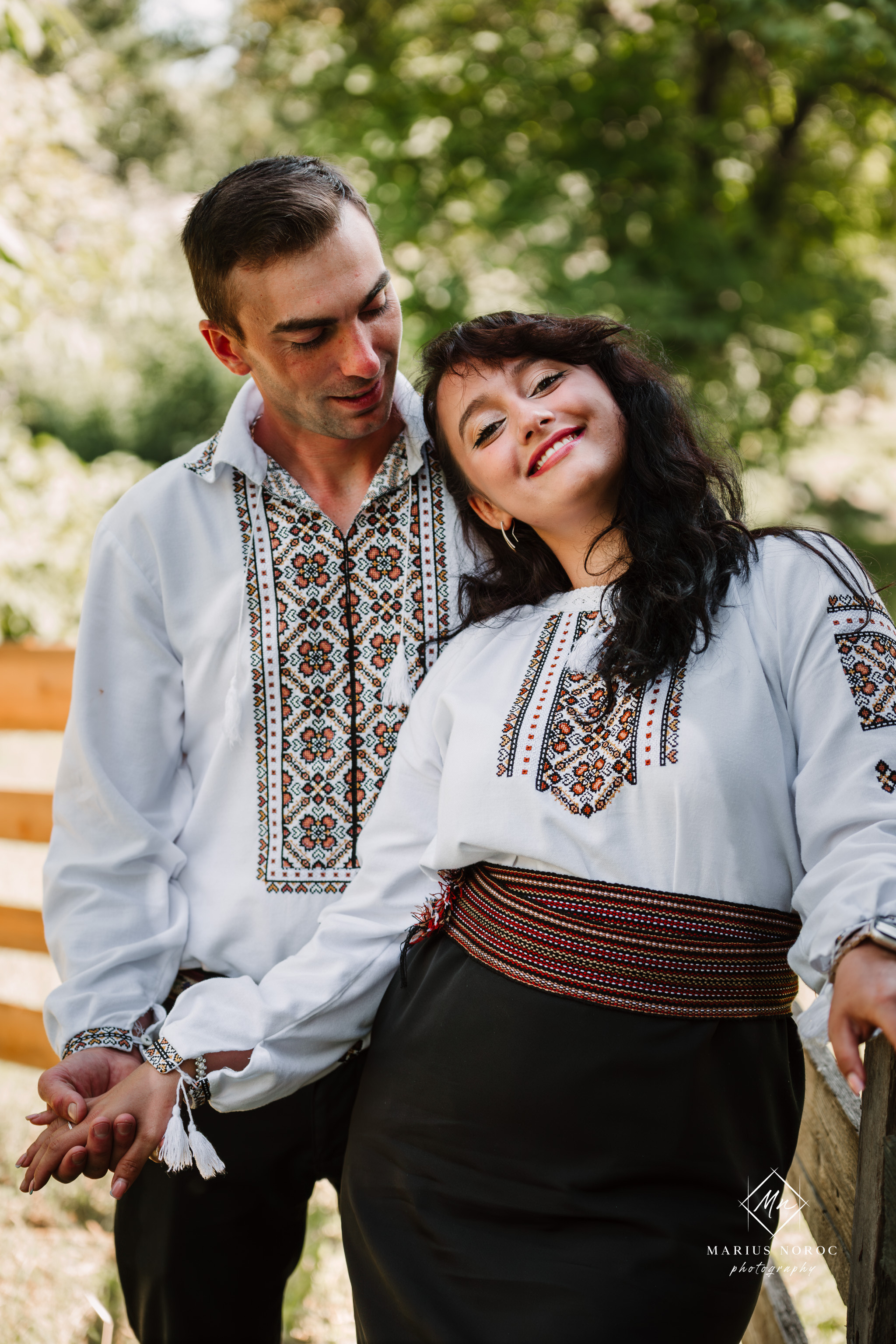 Sabina și Ionuț, îmbrăcați în costume populare bucovinene, au realizat o ședință foto "Save the Date" la Muzeul Satului Bucovinean din Suceava. Fotografii tradiționale și romantice, surprinse într-un peisaj autentic și istoric, evidențiind dragostea și frumusețea tradițiilor locale.
