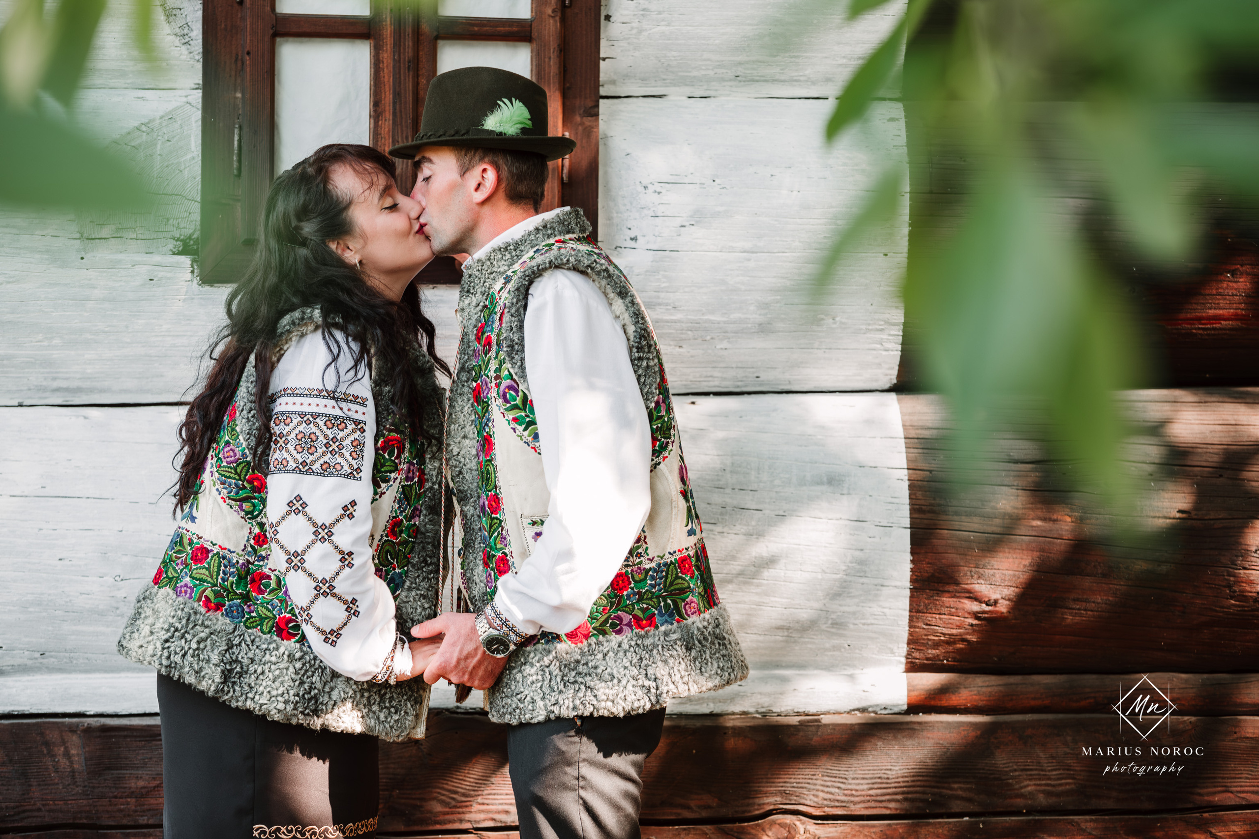 Sabina și Ionuț, îmbrăcați în costume populare bucovinene, au realizat o ședință foto "Save the Date" la Muzeul Satului Bucovinean din Suceava. Fotografii tradiționale și romantice, surprinse într-un peisaj autentic și istoric, evidențiind dragostea și frumusețea tradițiilor locale.