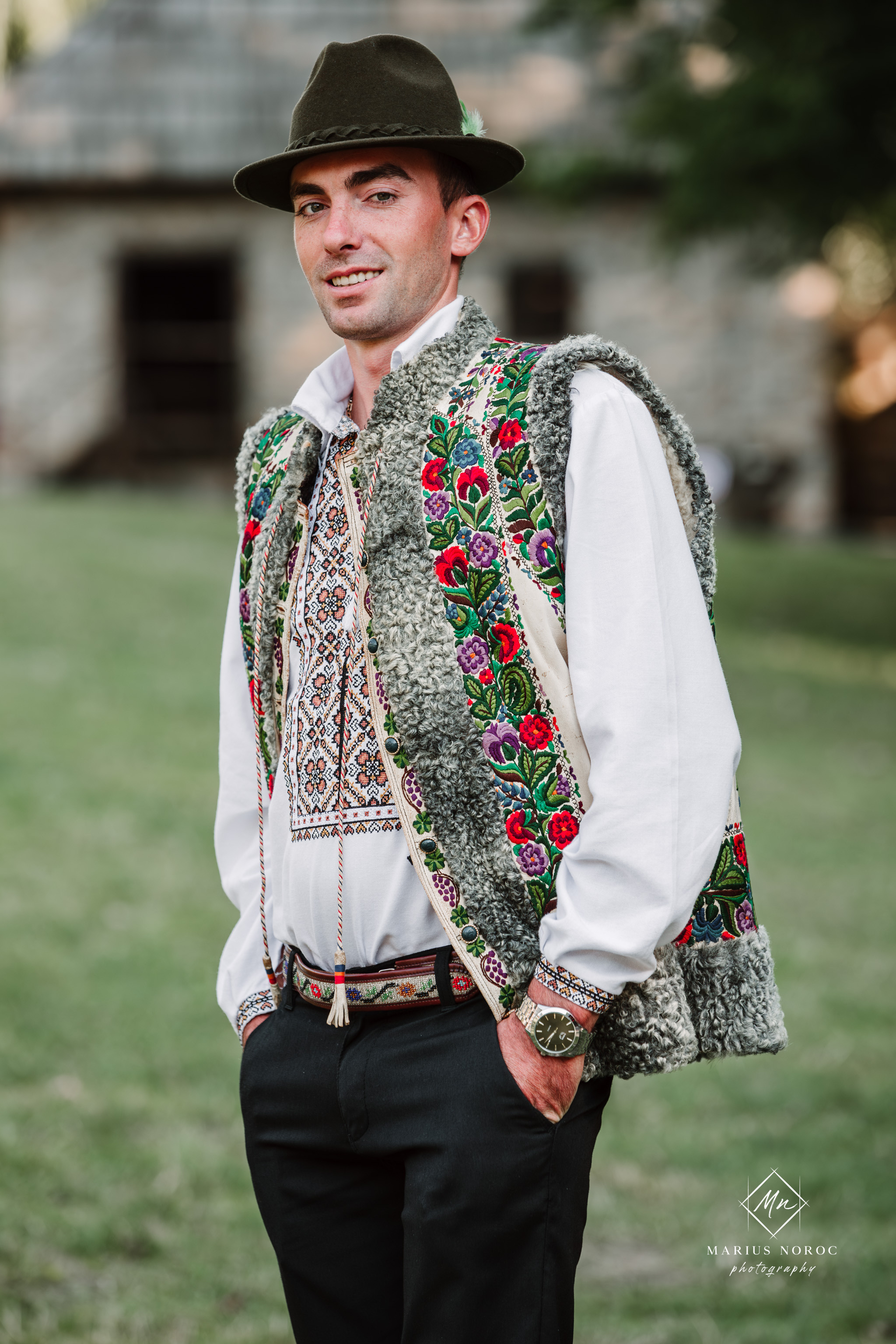 Sabina și Ionuț, îmbrăcați în costume populare bucovinene, au realizat o ședință foto "Save the Date" la Muzeul Satului Bucovinean din Suceava. Fotografii tradiționale și romantice, surprinse într-un peisaj autentic și istoric, evidențiind dragostea și frumusețea tradițiilor locale.