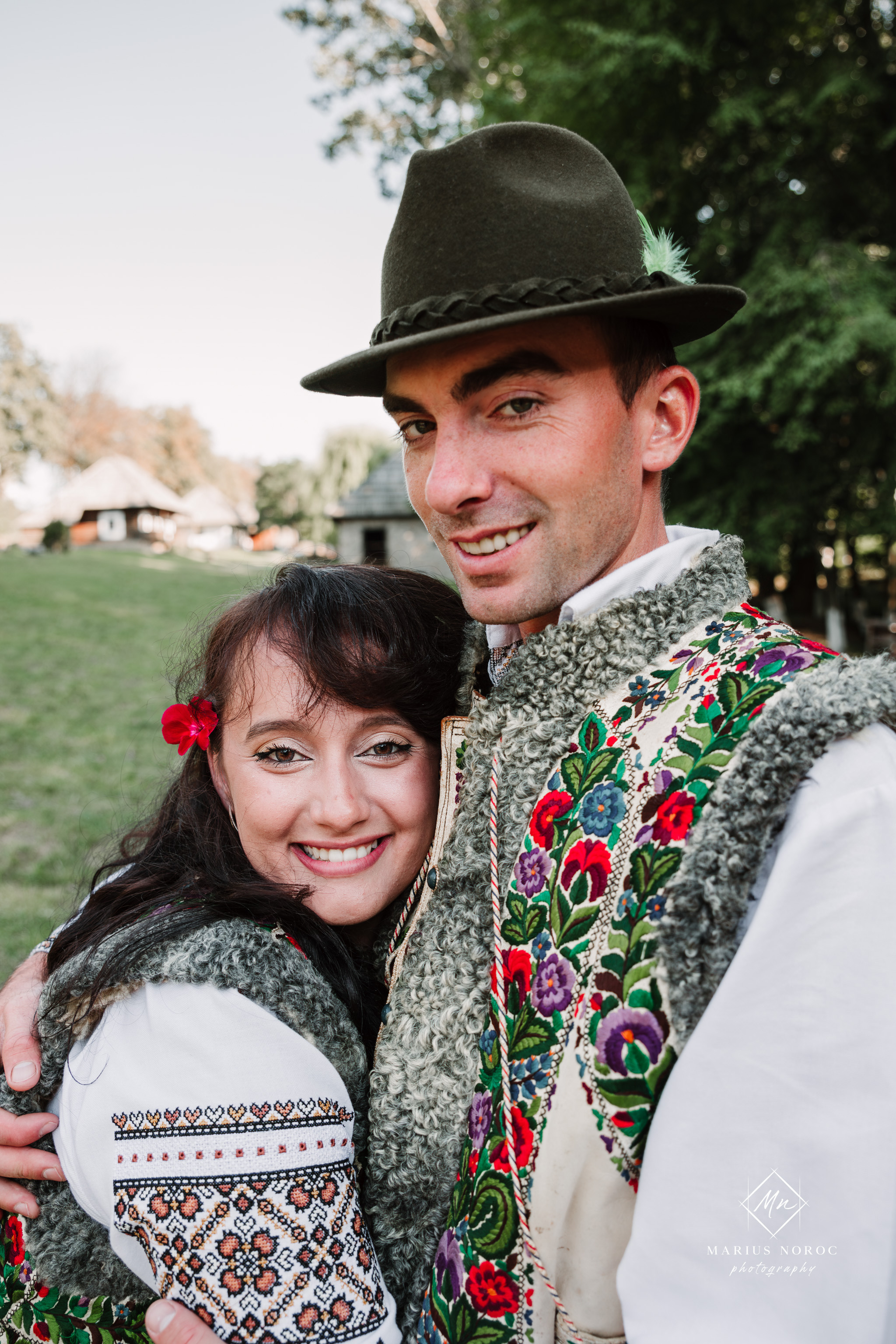 Sabina și Ionuț, îmbrăcați în costume populare bucovinene, au realizat o ședință foto "Save the Date" la Muzeul Satului Bucovinean din Suceava. Fotografii tradiționale și romantice, surprinse într-un peisaj autentic și istoric, evidențiind dragostea și frumusețea tradițiilor locale.