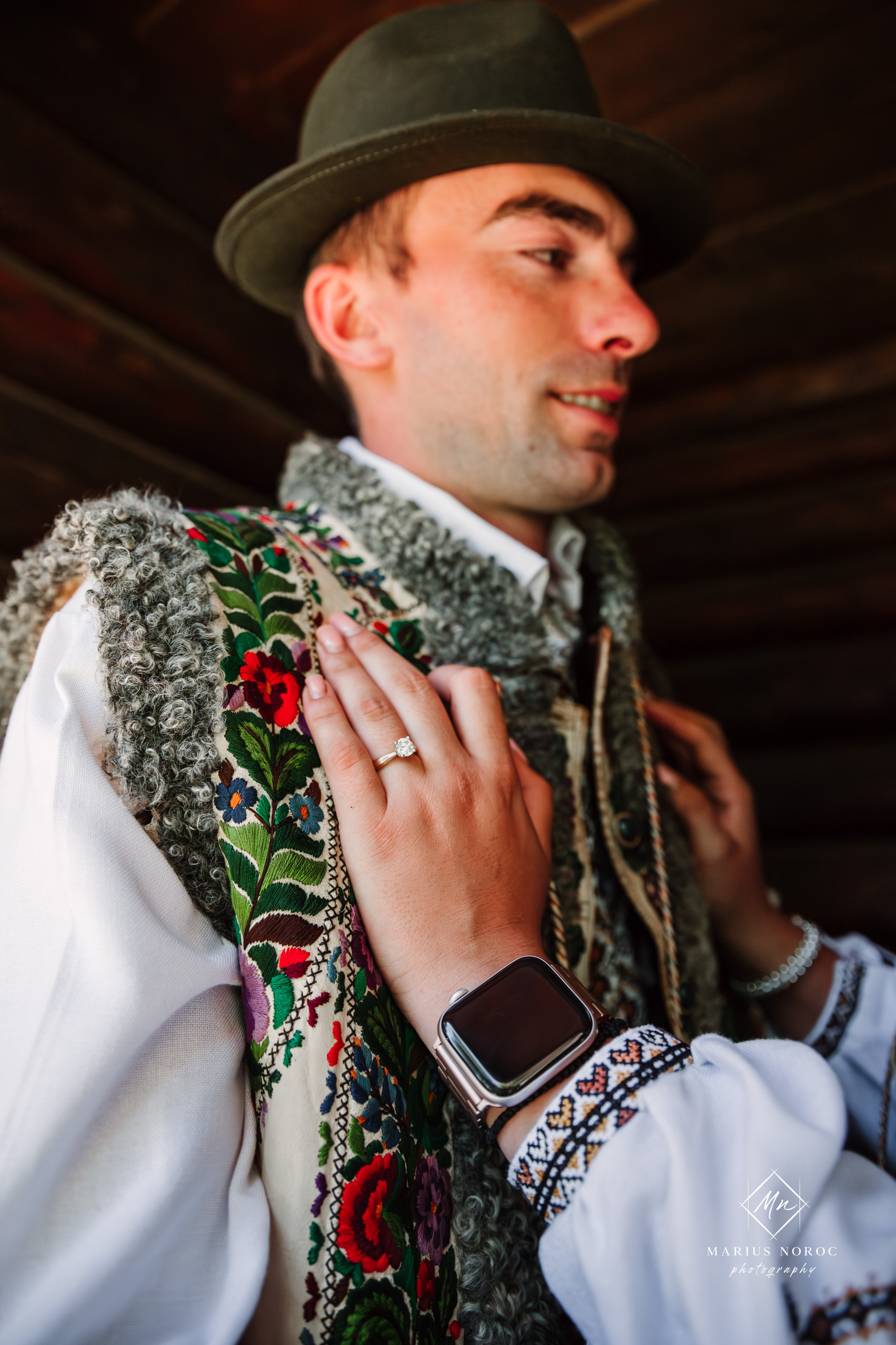 Sabina și Ionuț, îmbrăcați în costume populare bucovinene, au realizat o ședință foto "Save the Date" la Muzeul Satului Bucovinean din Suceava. Fotografii tradiționale și romantice, surprinse într-un peisaj autentic și istoric, evidențiind dragostea și frumusețea tradițiilor locale.