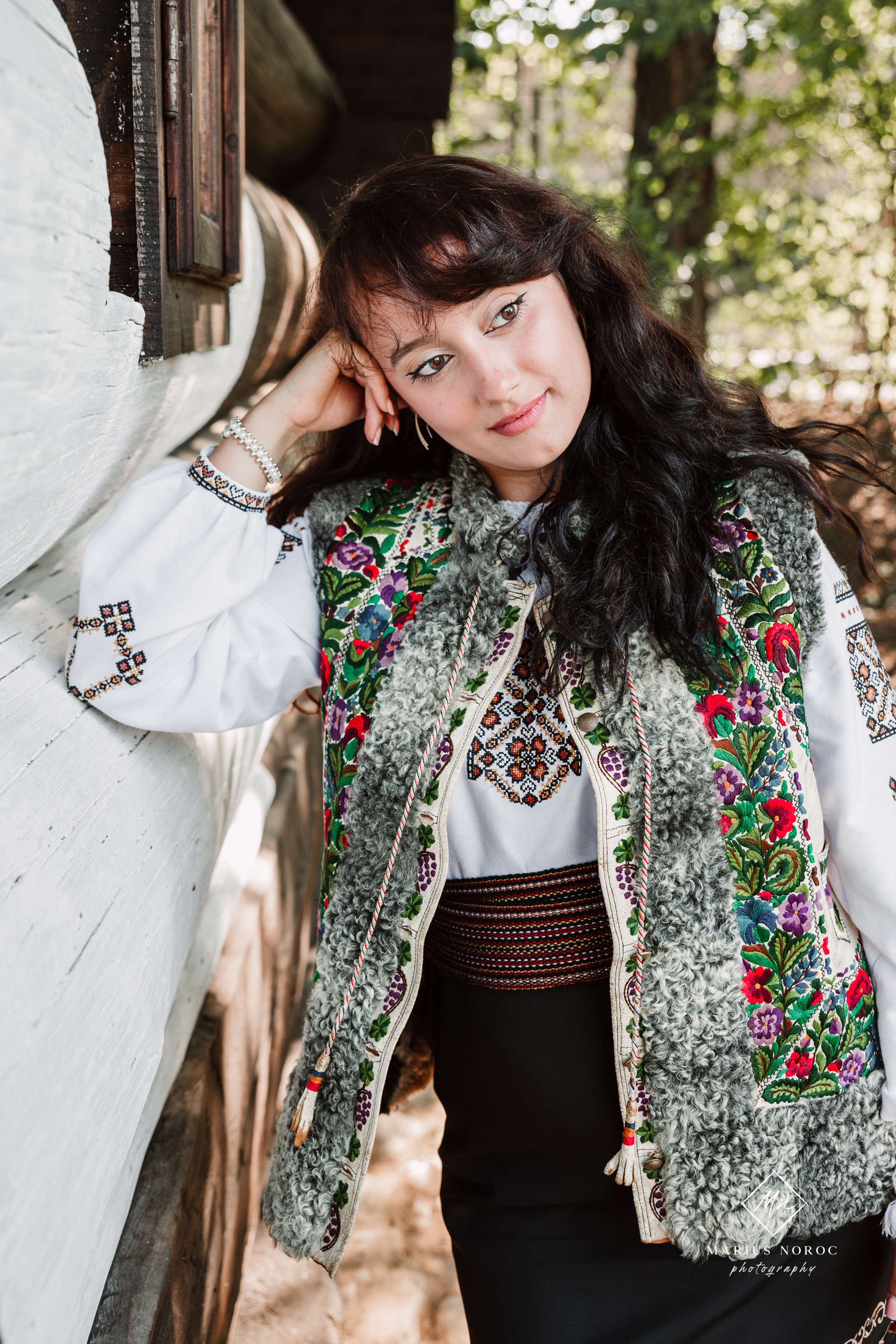 Sabina și Ionuț, îmbrăcați în costume populare bucovinene, au realizat o ședință foto "Save the Date" la Muzeul Satului Bucovinean din Suceava. Fotografii tradiționale și romantice, surprinse într-un peisaj autentic și istoric, evidențiind dragostea și frumusețea tradițiilor locale.