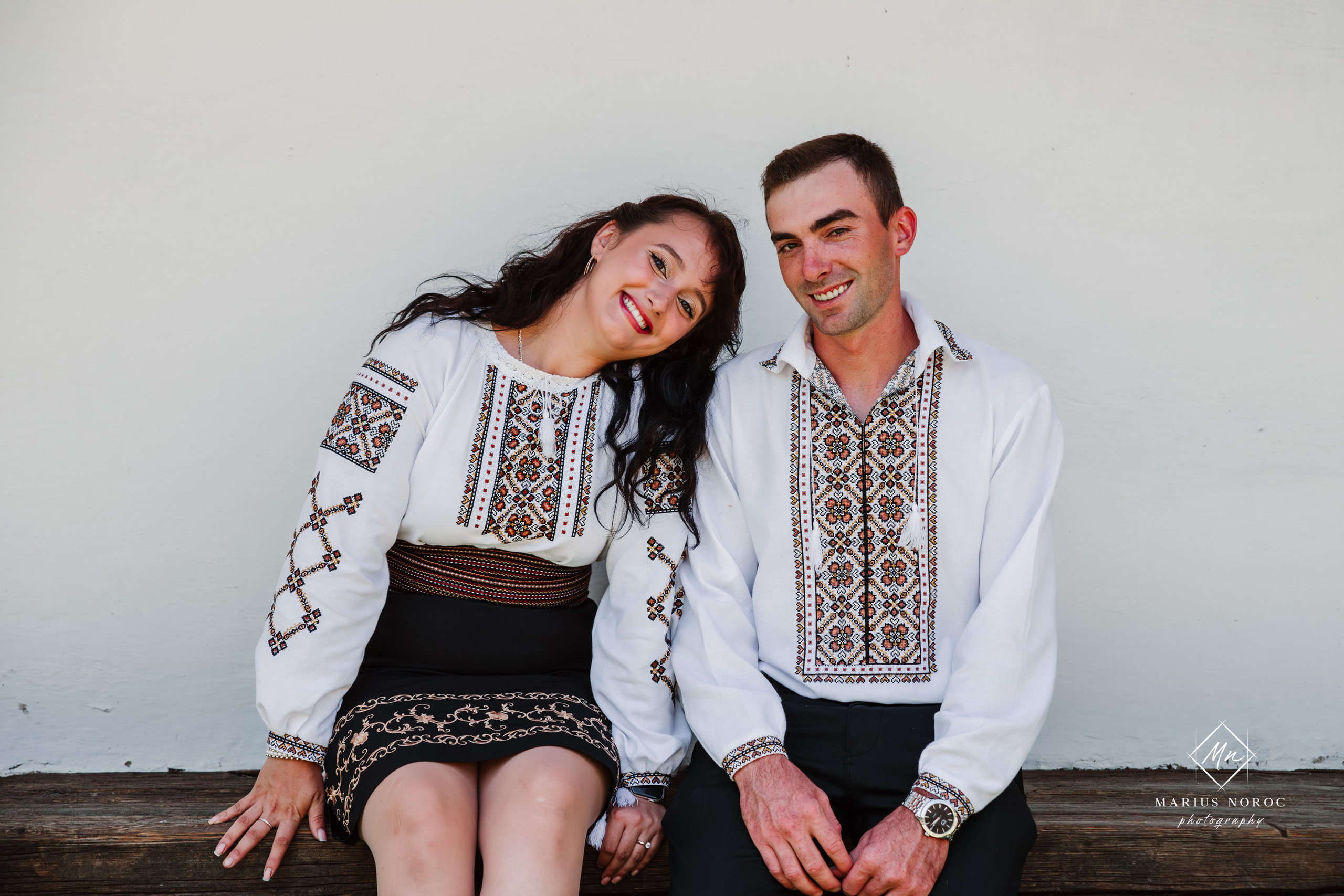 Sabina și Ionuț, îmbrăcați în costume populare bucovinene, au realizat o ședință foto "Save the Date" la Muzeul Satului Bucovinean din Suceava. Fotografii tradiționale și romantice, surprinse într-un peisaj autentic și istoric, evidențiind dragostea și frumusețea tradițiilor locale.