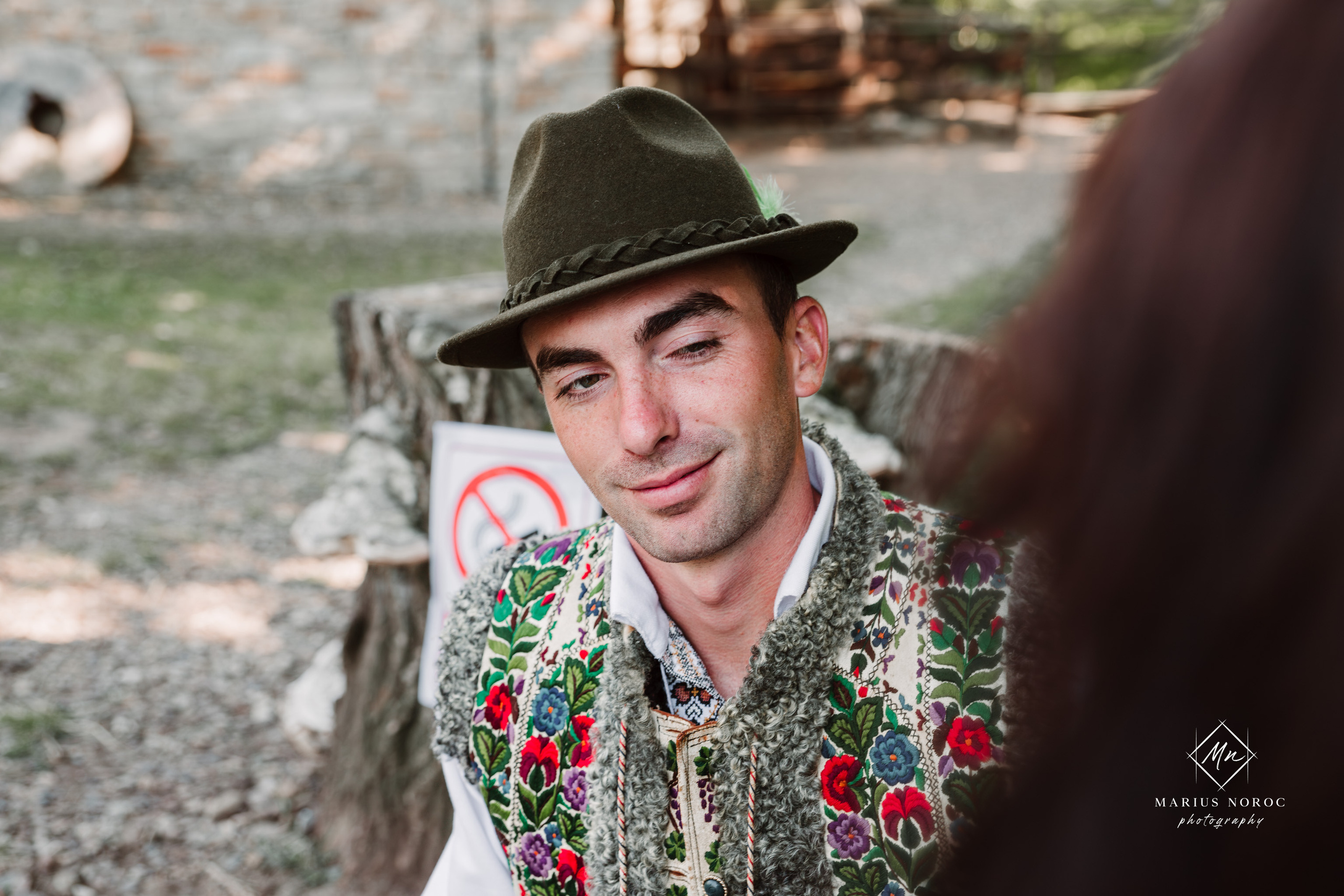Sabina și Ionuț, îmbrăcați în costume populare bucovinene, au realizat o ședință foto "Save the Date" la Muzeul Satului Bucovinean din Suceava. Fotografii tradiționale și romantice, surprinse într-un peisaj autentic și istoric, evidențiind dragostea și frumusețea tradițiilor locale.