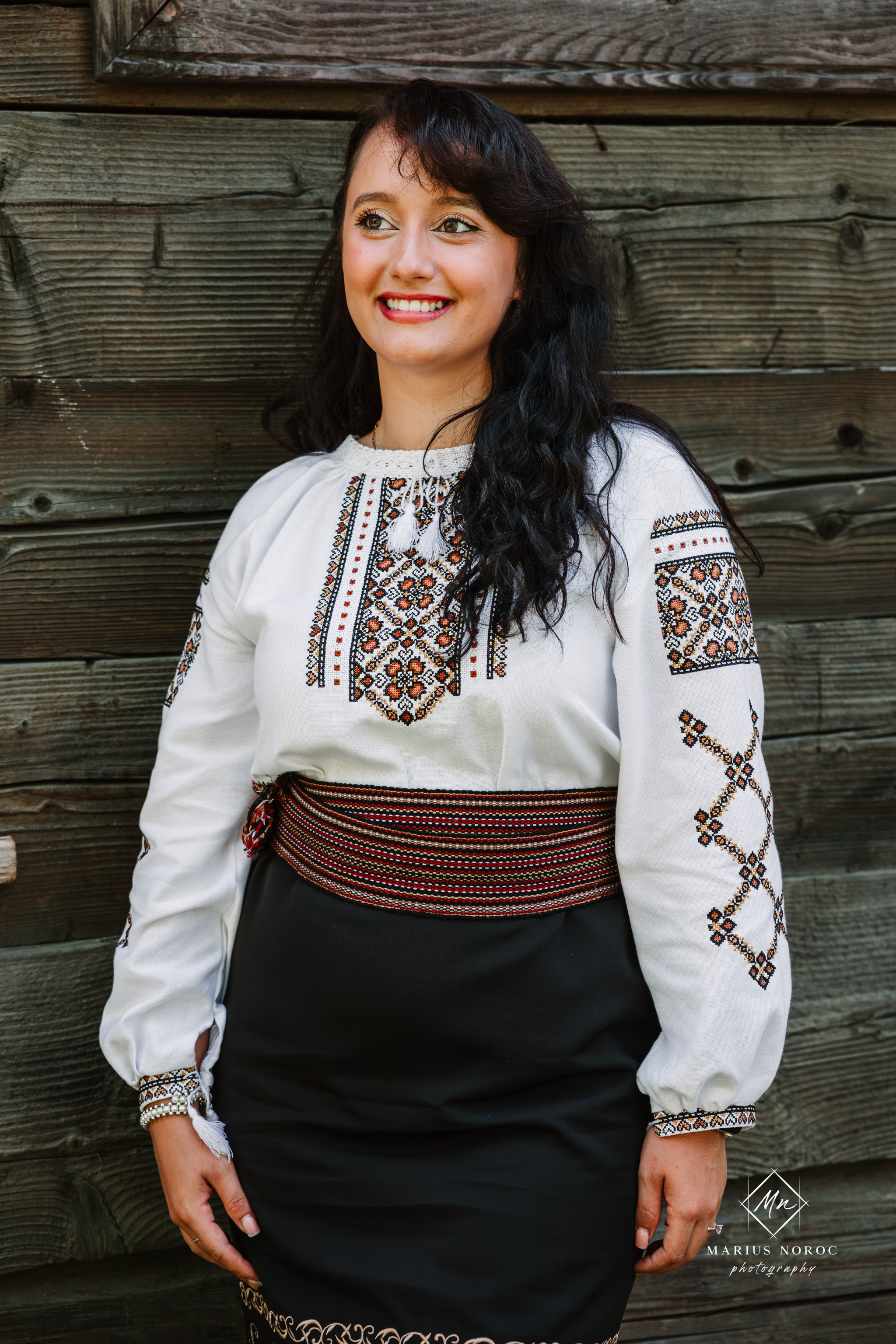 Sabina și Ionuț, îmbrăcați în costume populare bucovinene, au realizat o ședință foto "Save the Date" la Muzeul Satului Bucovinean din Suceava. Fotografii tradiționale și romantice, surprinse într-un peisaj autentic și istoric, evidențiind dragostea și frumusețea tradițiilor locale.