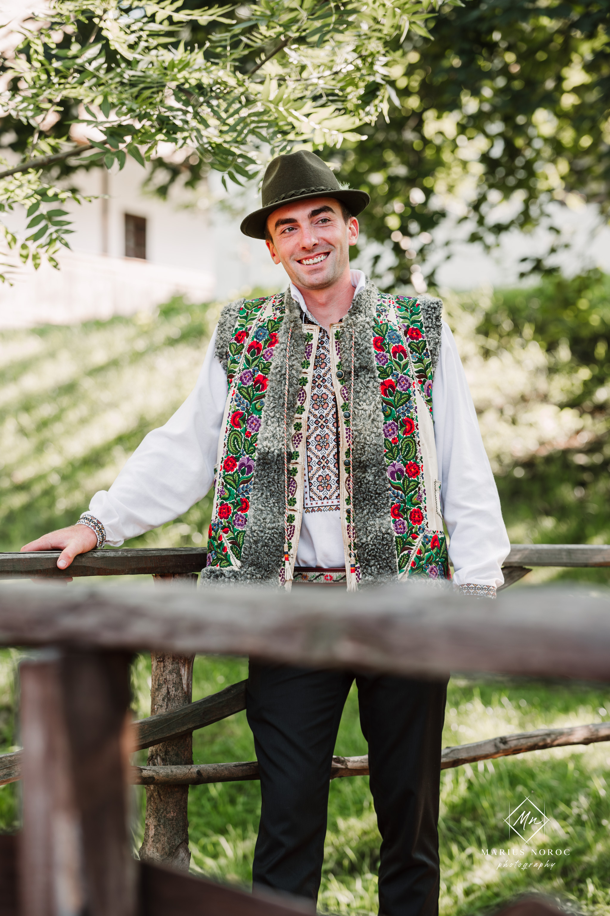 Sabina și Ionuț, îmbrăcați în costume populare bucovinene, au realizat o ședință foto "Save the Date" la Muzeul Satului Bucovinean din Suceava. Fotografii tradiționale și romantice, surprinse într-un peisaj autentic și istoric, evidențiind dragostea și frumusețea tradițiilor locale.
