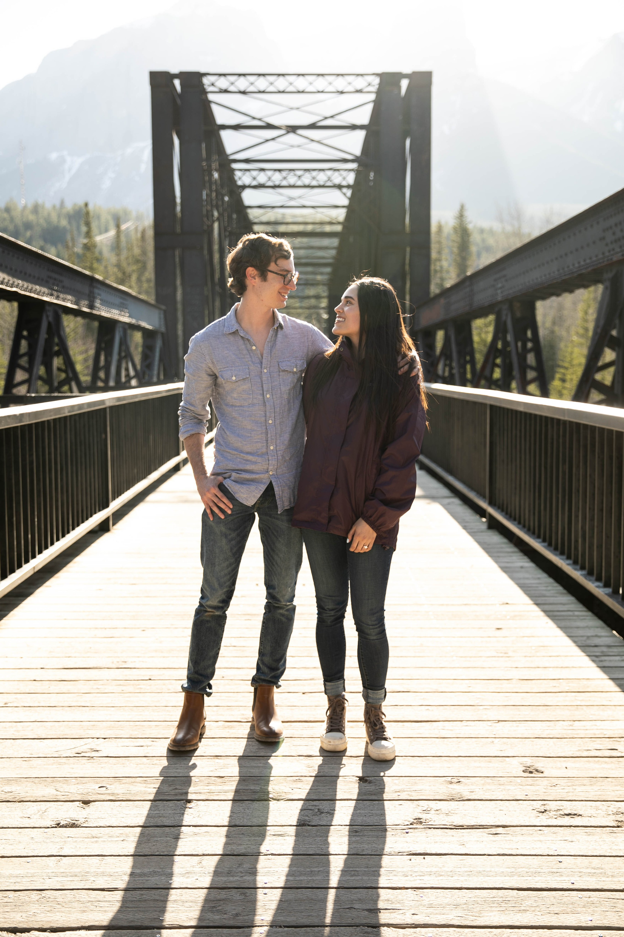 Mabel — Canmore Engagement. Fotografía accesible en Calgary