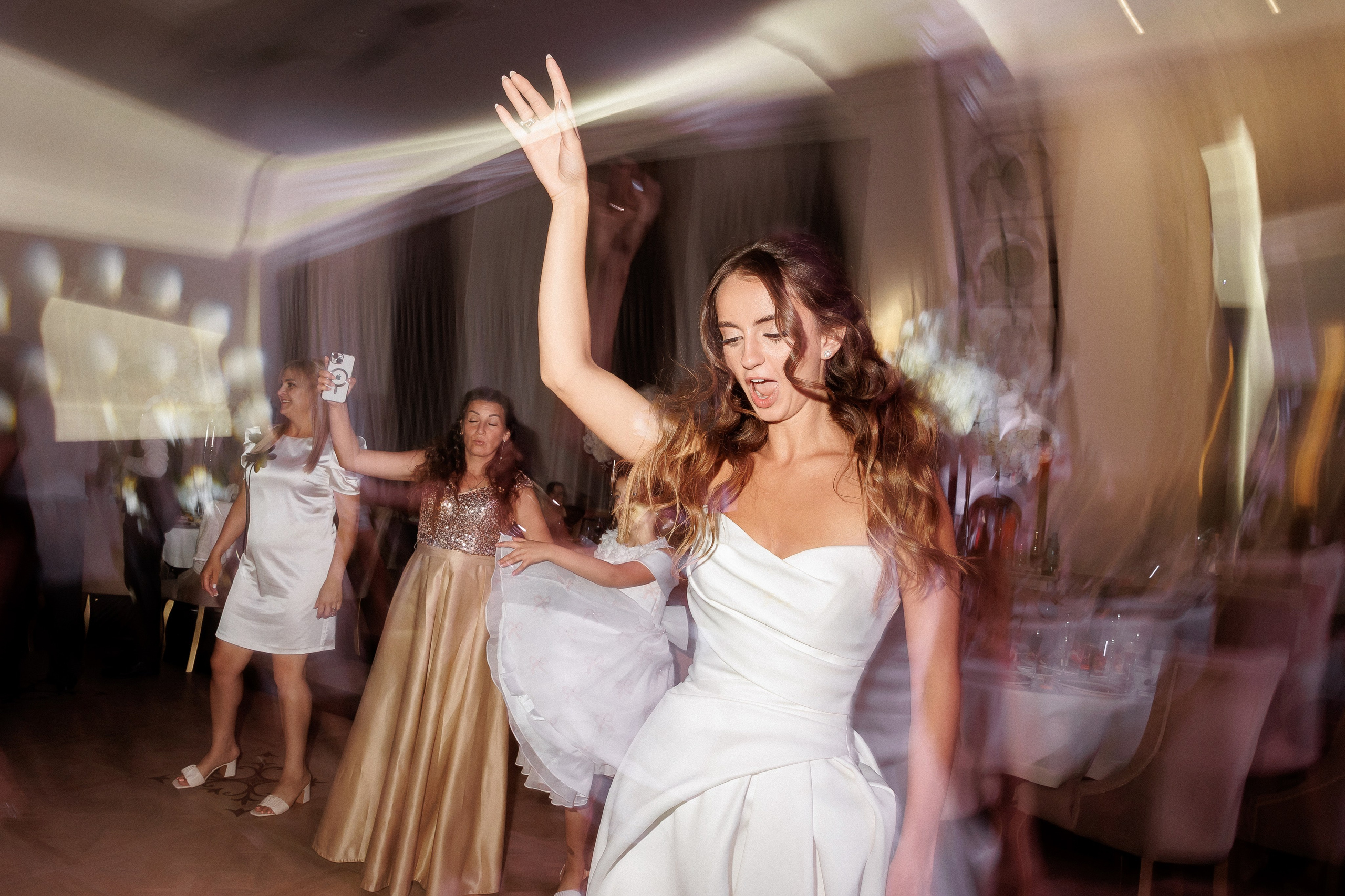 Eugen & Livia — Grand Elysee — Wedding Day. Servicii Foto și Video 067188353