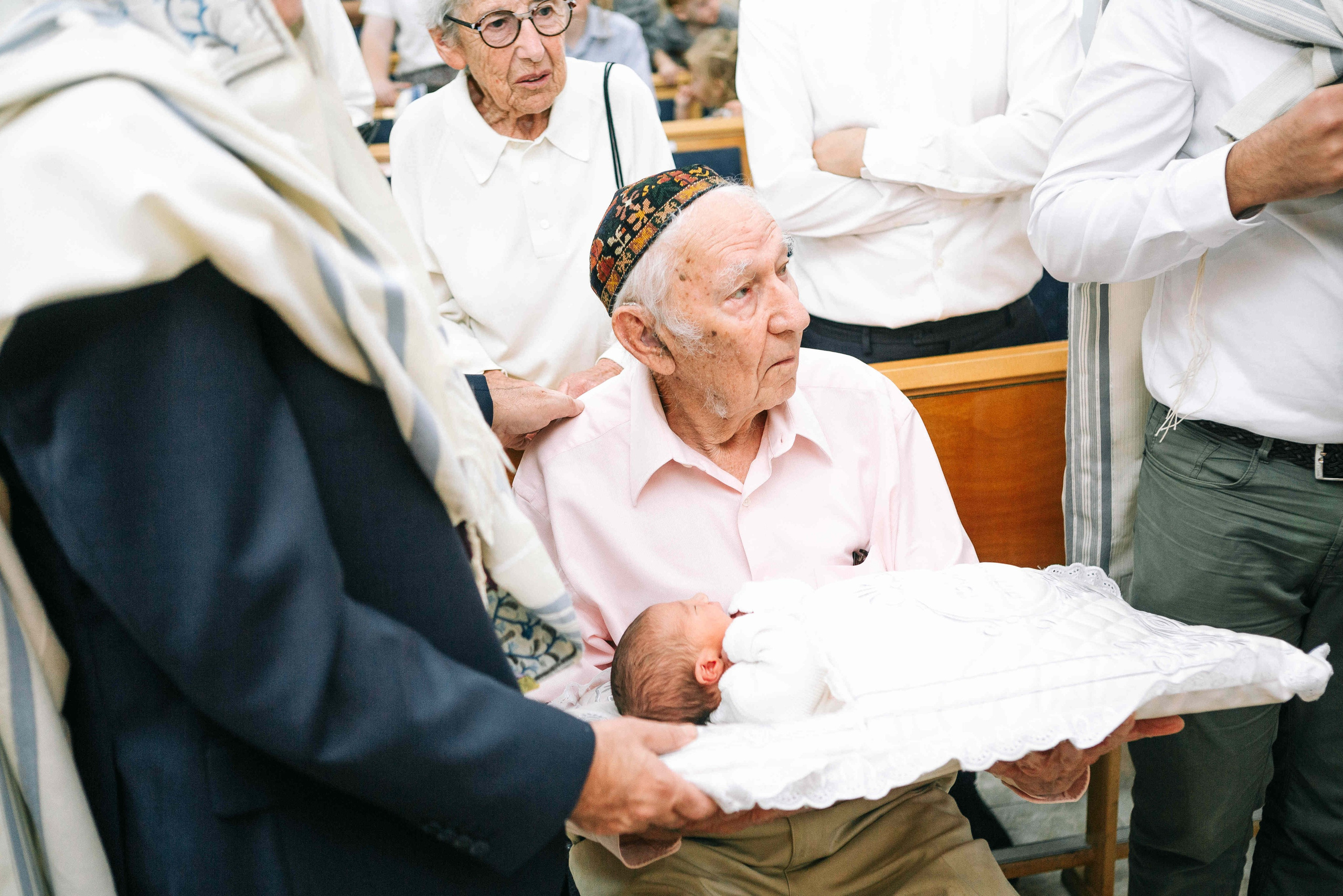 BRITH MILA IN THE SMALL SYNAGOGUE. PHOTOGRAPHER IN ISRAEL