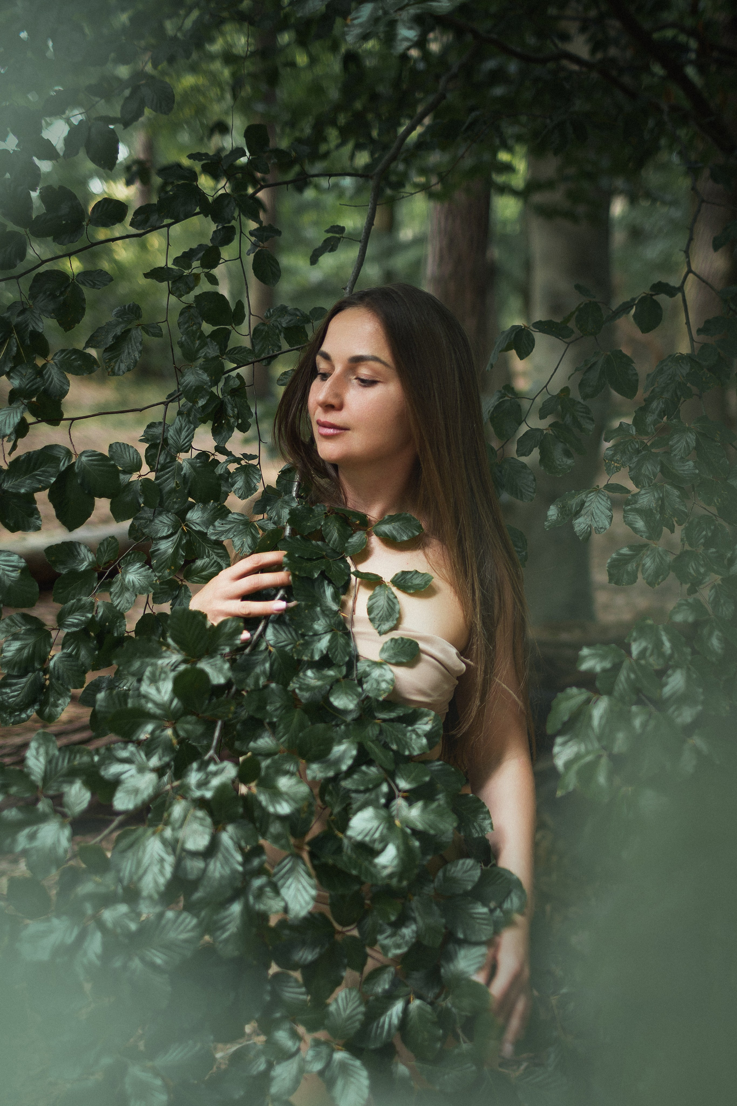 Anastasija zwischen grünen Blättern – emotionale Naturfotografie