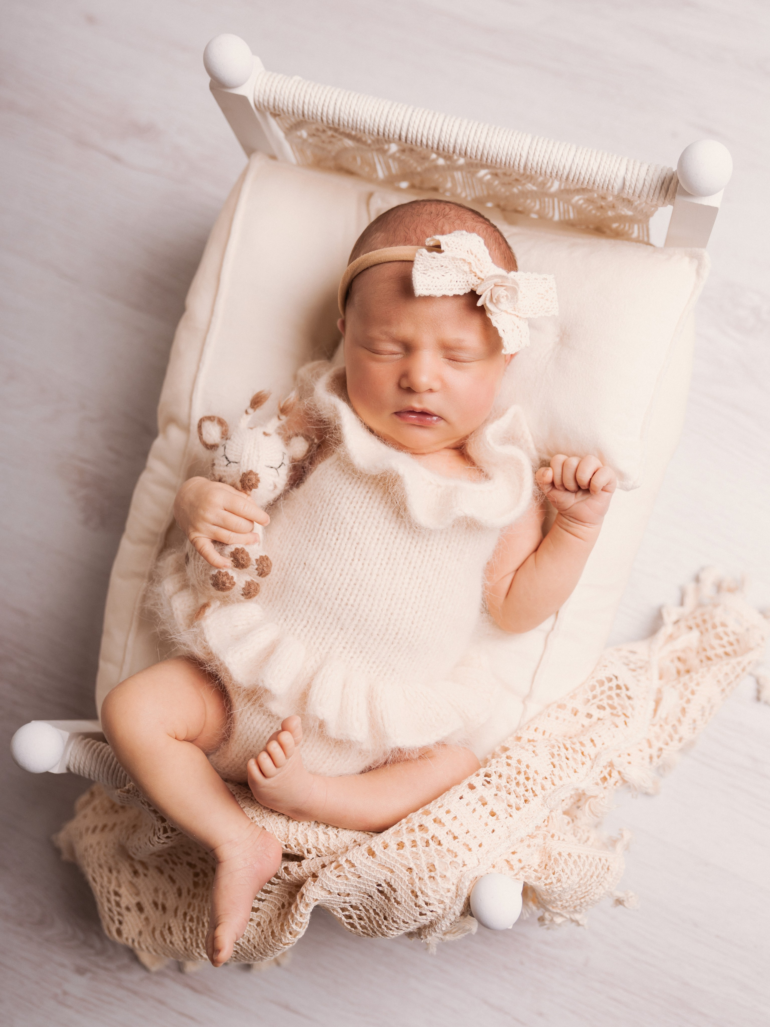 Portrét novorozené holčičky v béžovém boho stylu v ateliéru Písek