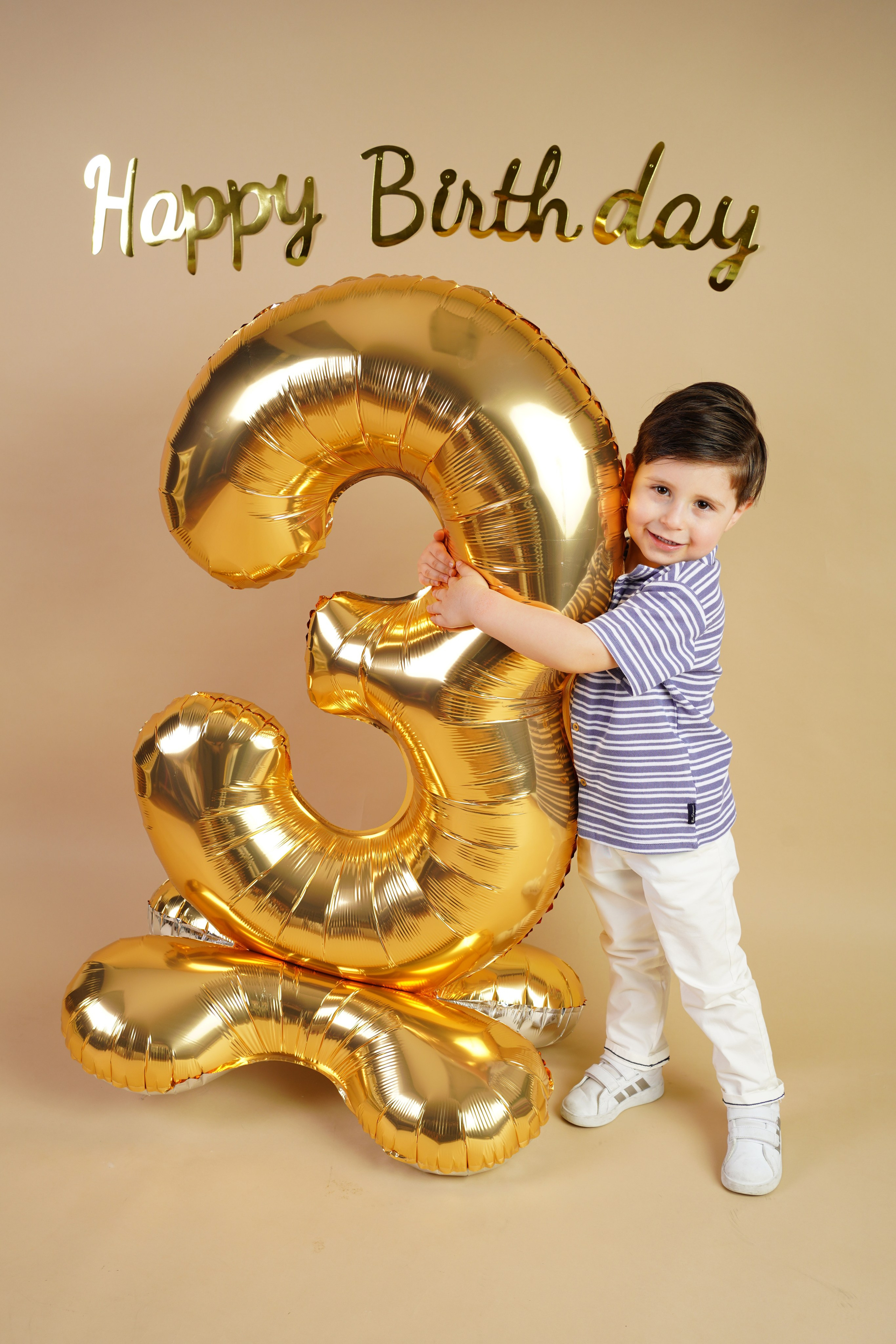 Fotografin für Kindershooting und CakeSmash in Augsburg. Neugeborenenfotografin und Retoucher in Augsburg Nastassia Schneider