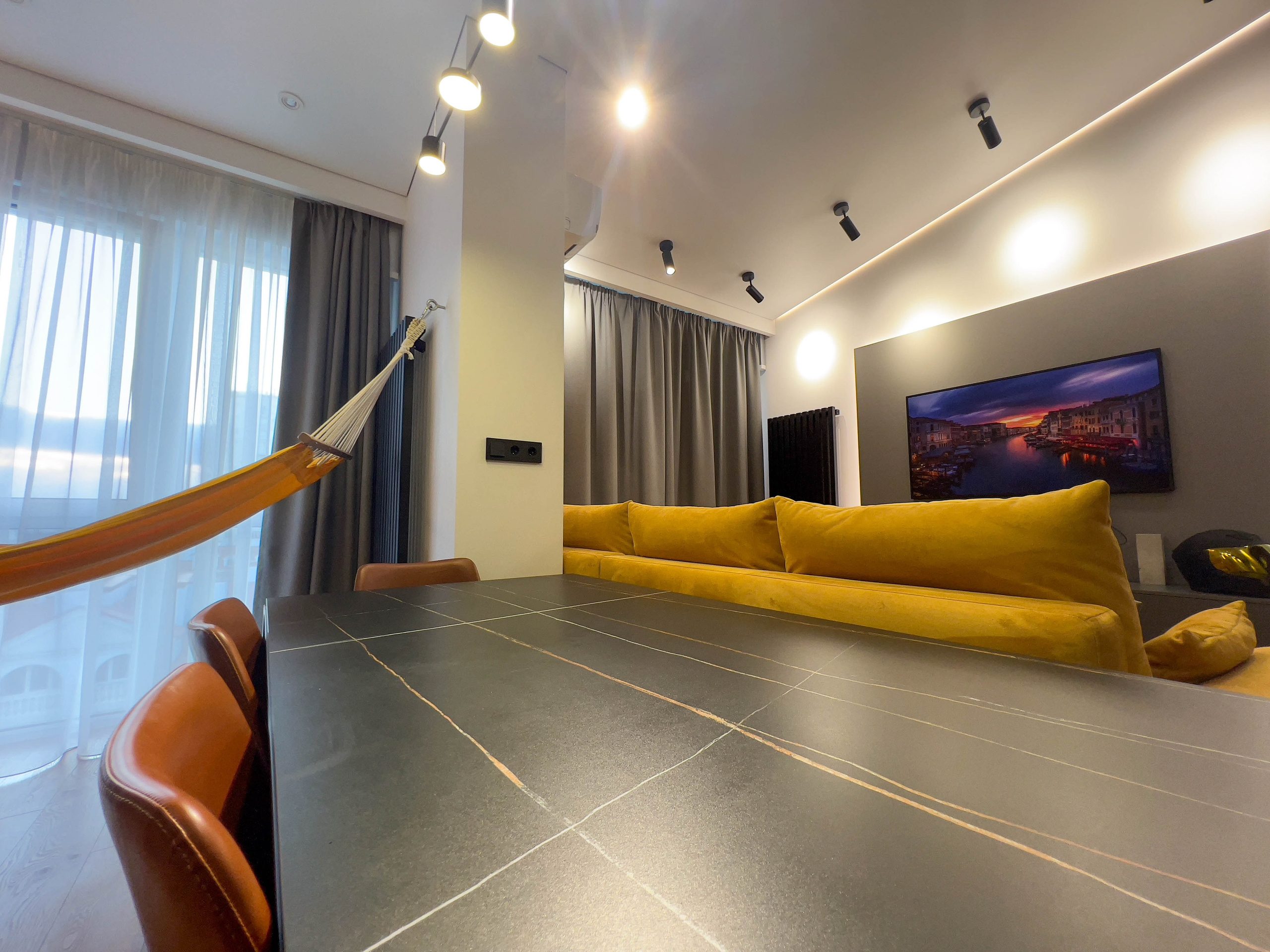 The apartment is on two levels. Fotograf Dmitrii Donets