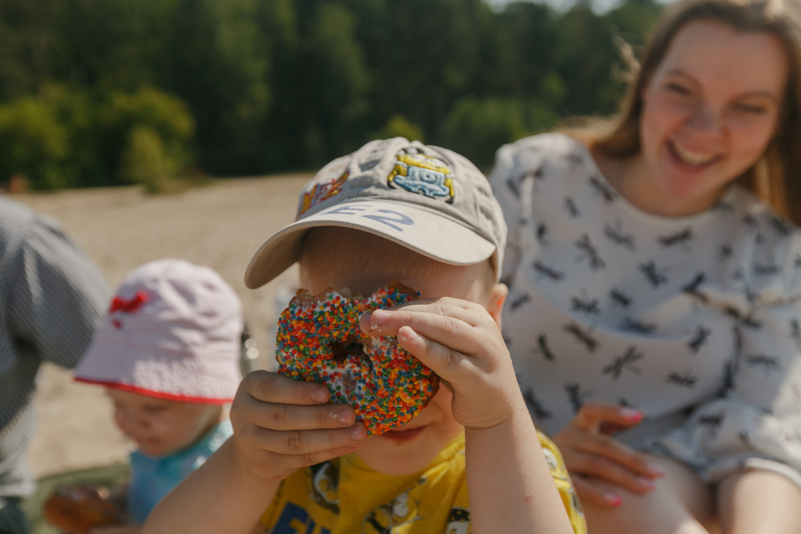 picnic familiar a la orilla del mar