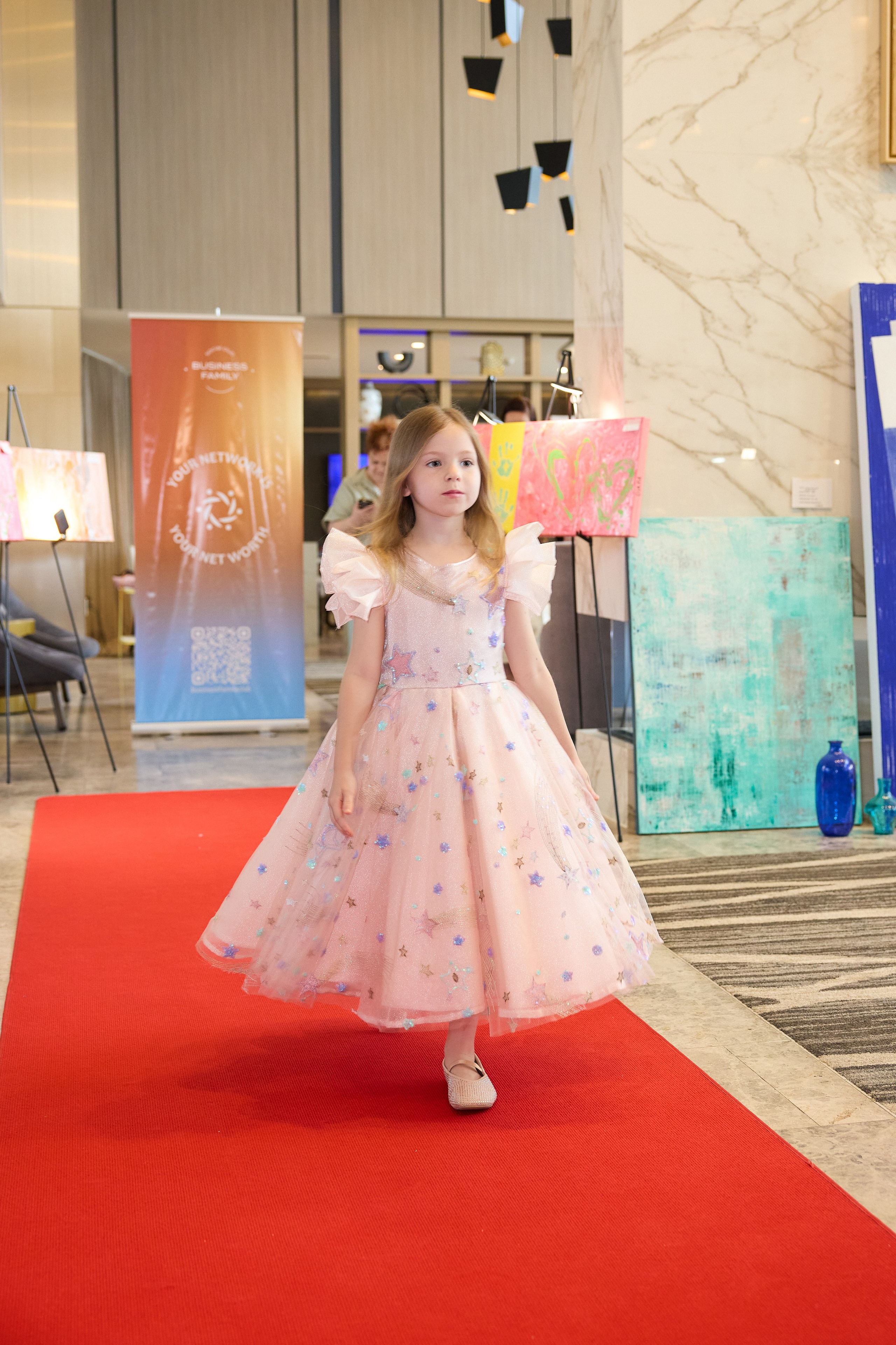 Авторская благотворительная художественная выставка Дианы Бортник. Фотограф Юлия Маковеева