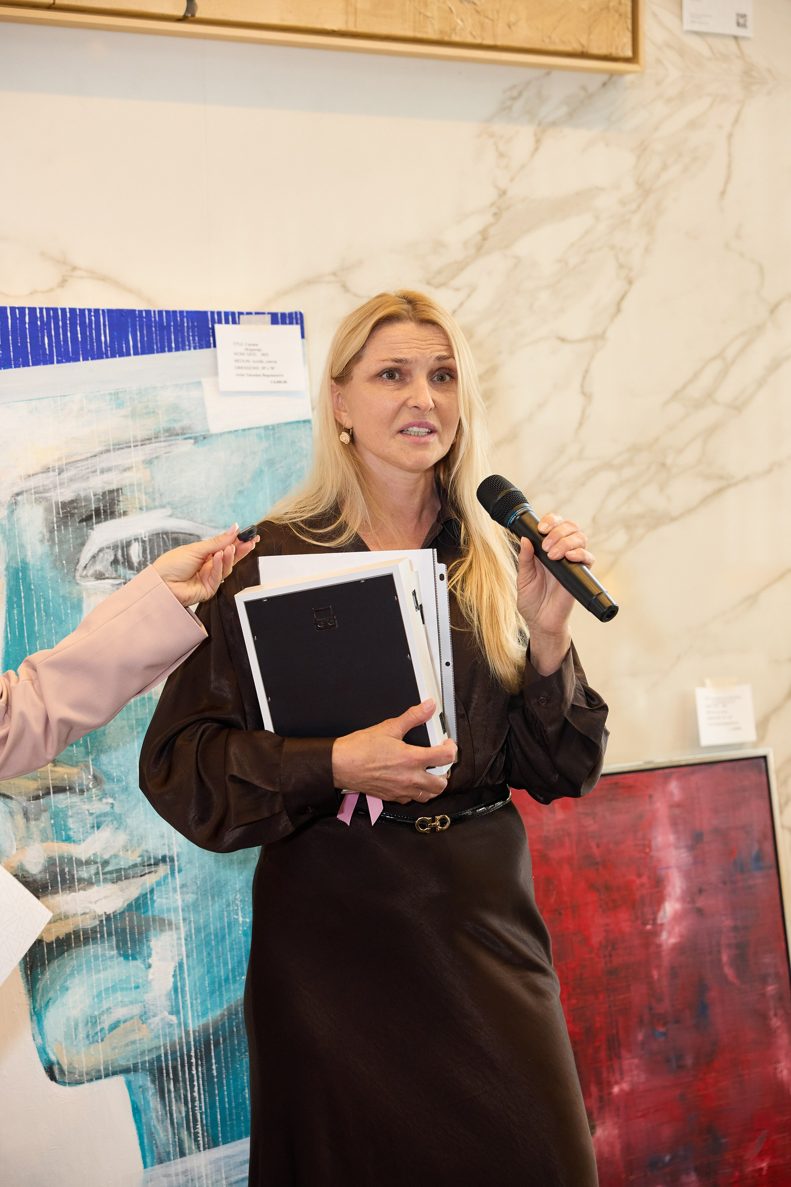 Авторская благотворительная художественная выставка Дианы Бортник. Фотограф Юлия Маковеева