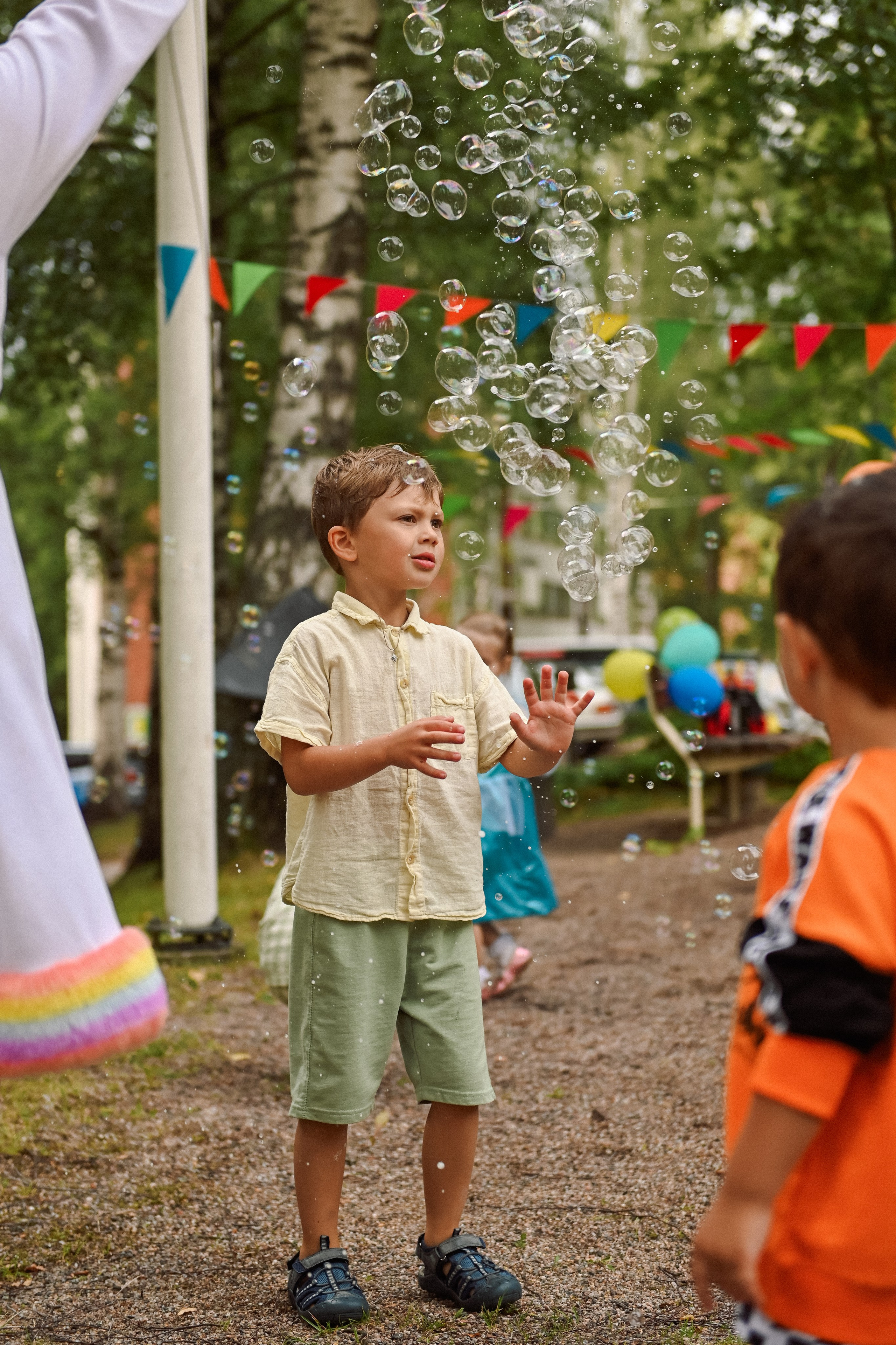 Праздник во дворе дома. Детский и семейный фотограф в финляндии дина пулкка. контент фотограф