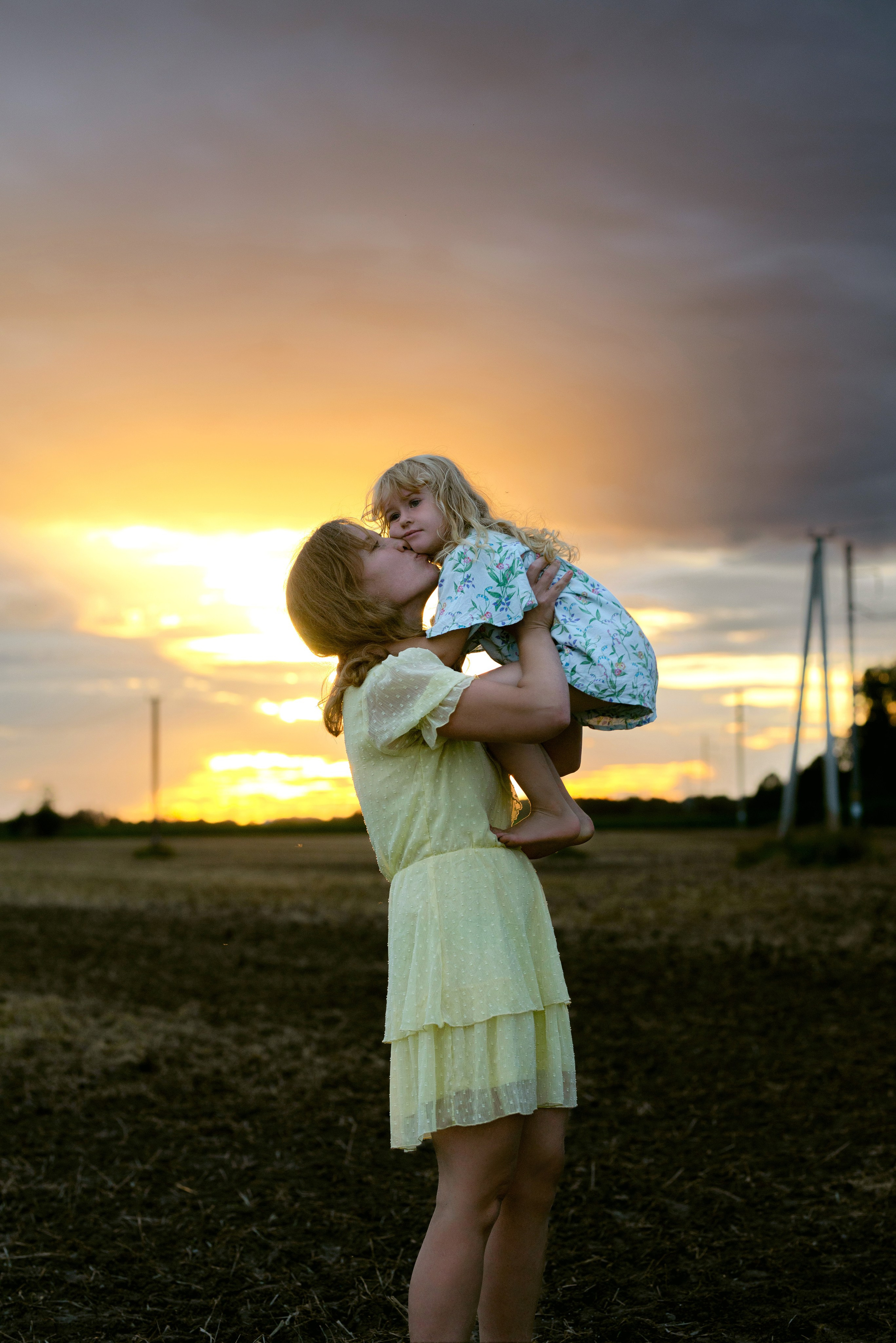 Karolina ir Mėja pievose. Vestuvių, šeimos švenčių, renginių fotografė