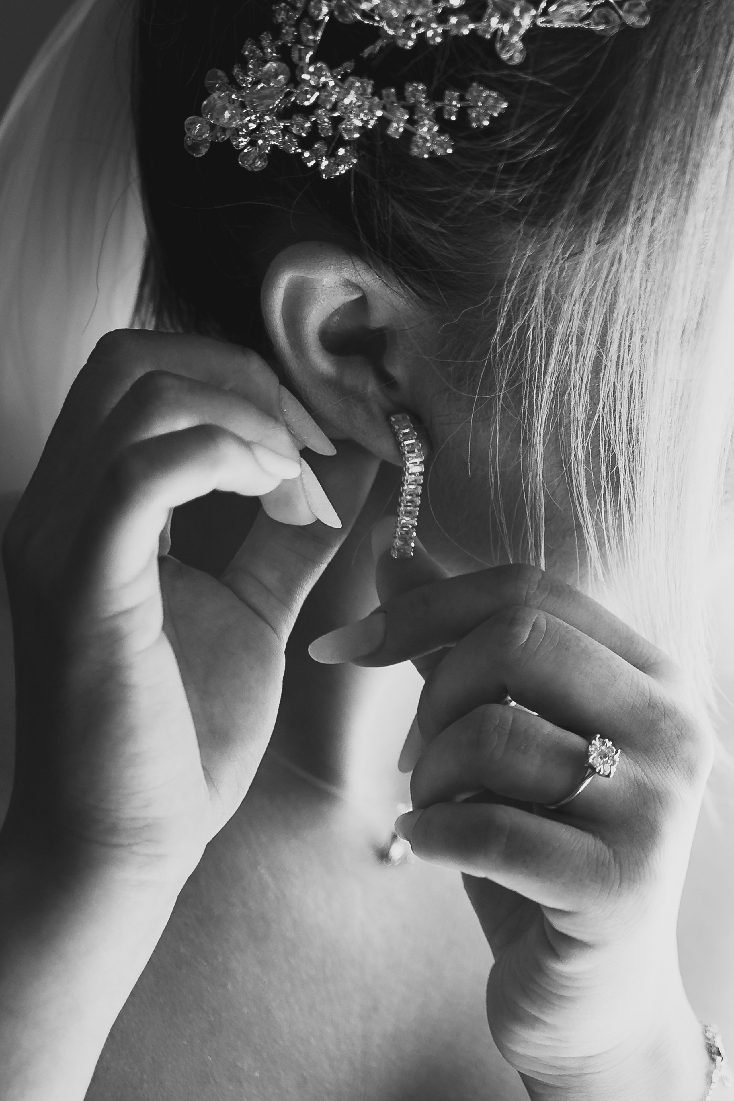 Moment emoționant între miri în ziua nunții, surprins într-un cadru natural și romantic, la Bolintin-Vale. Fotografie de nuntă profesională, editată artistic pentru a evidenția emoția și eleganța evenimentului.