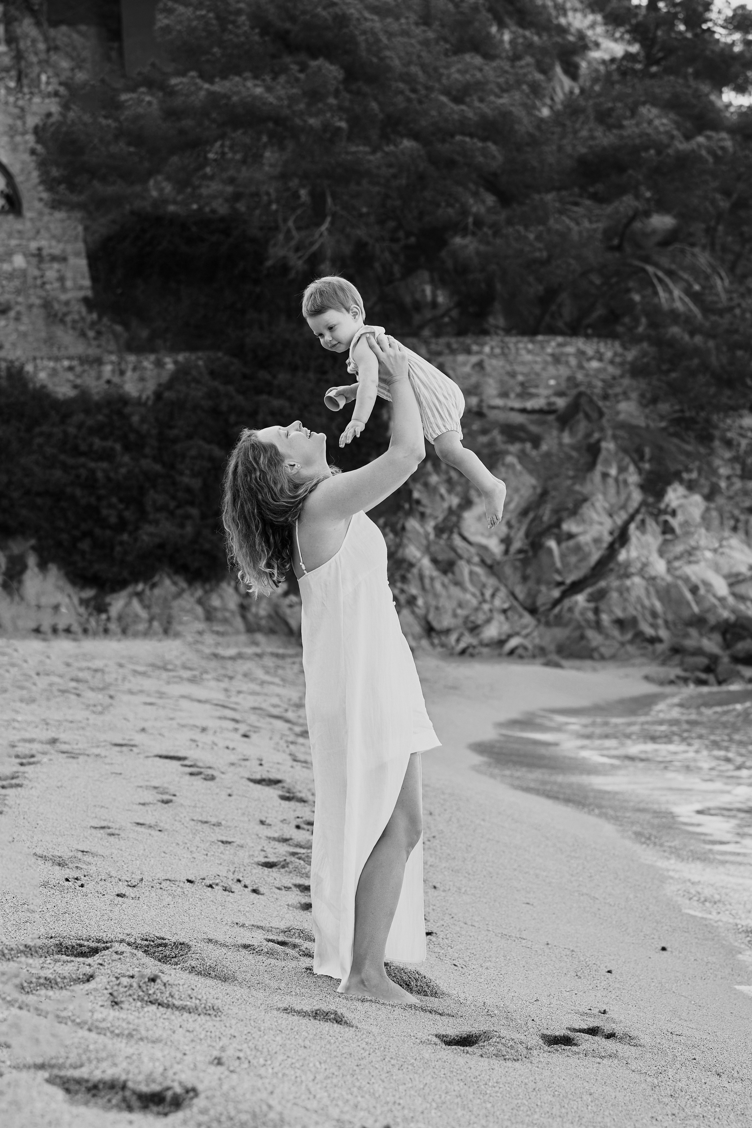 Мама и малыш на пляже. Photographer in Barcelona Spain Zhanna Zakharchenko