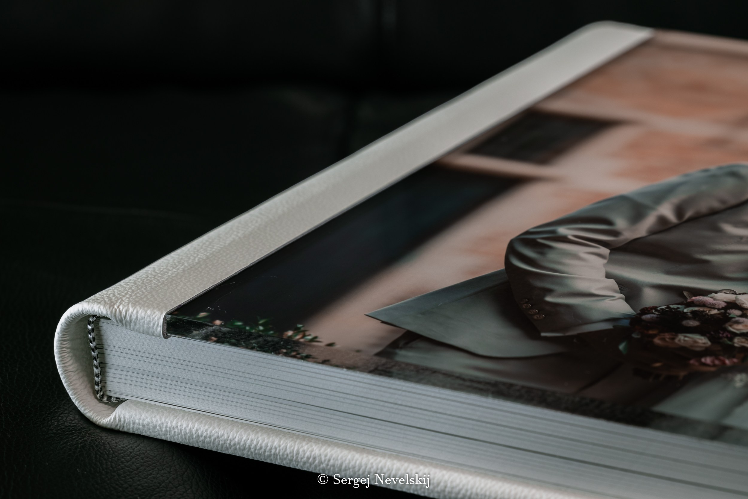 Premium-Fotoalbum mit Einband aus hellbeigem Naturleder und transparenter Acrylglas-Deckplatte, Layflat-Bindung mit Metallspirale. Ideales Hochzeits- oder Familienalbum der Luxusklasse. Hochwertige Verarbeitung, dicke Seiten mit silbernem Schnitt. Perfekt für exklusive Fotobücher.