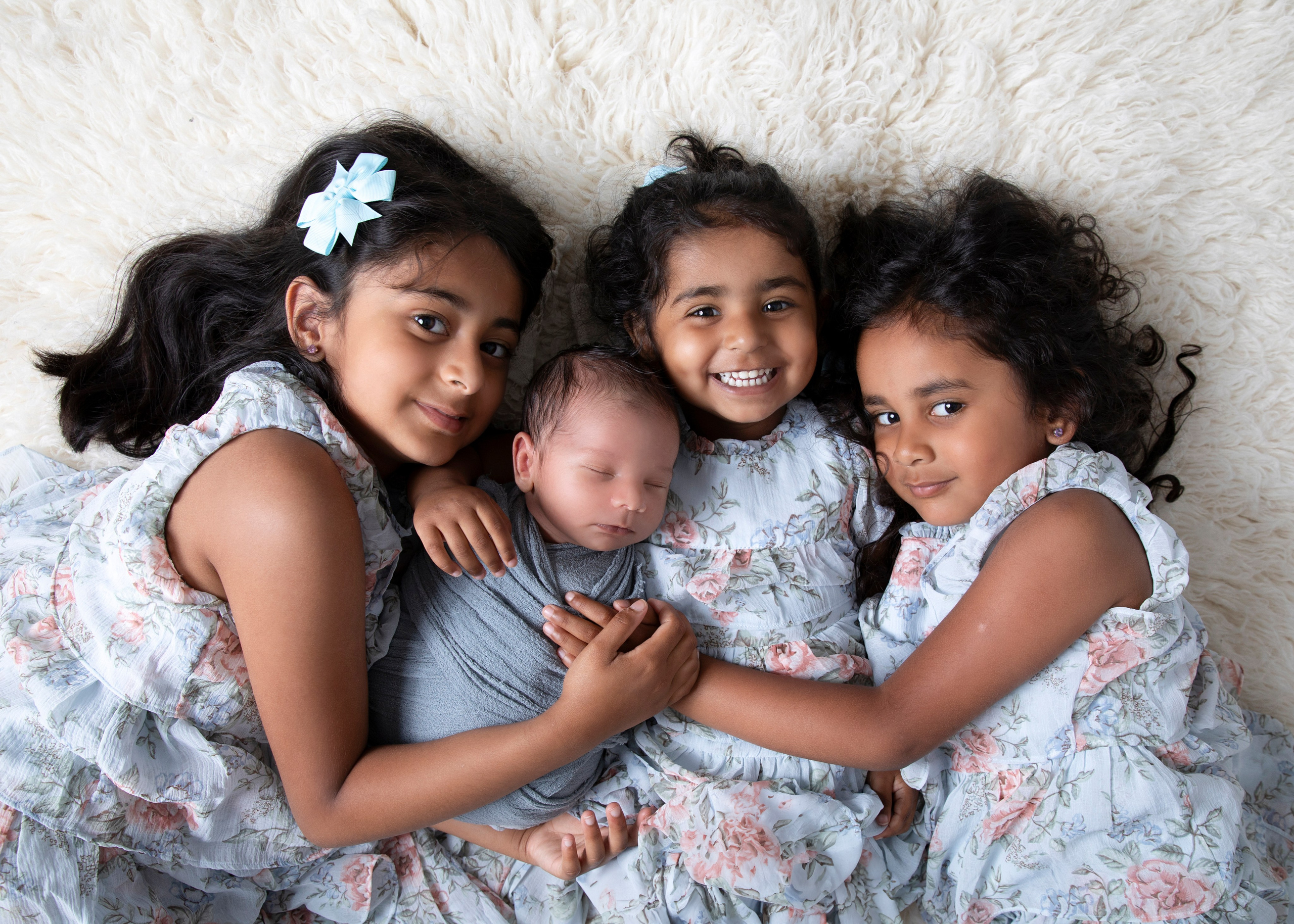 Storebror kramar sin lilla syster ömt, ett minnesvärt fotografi från fotostunden tillsammans.