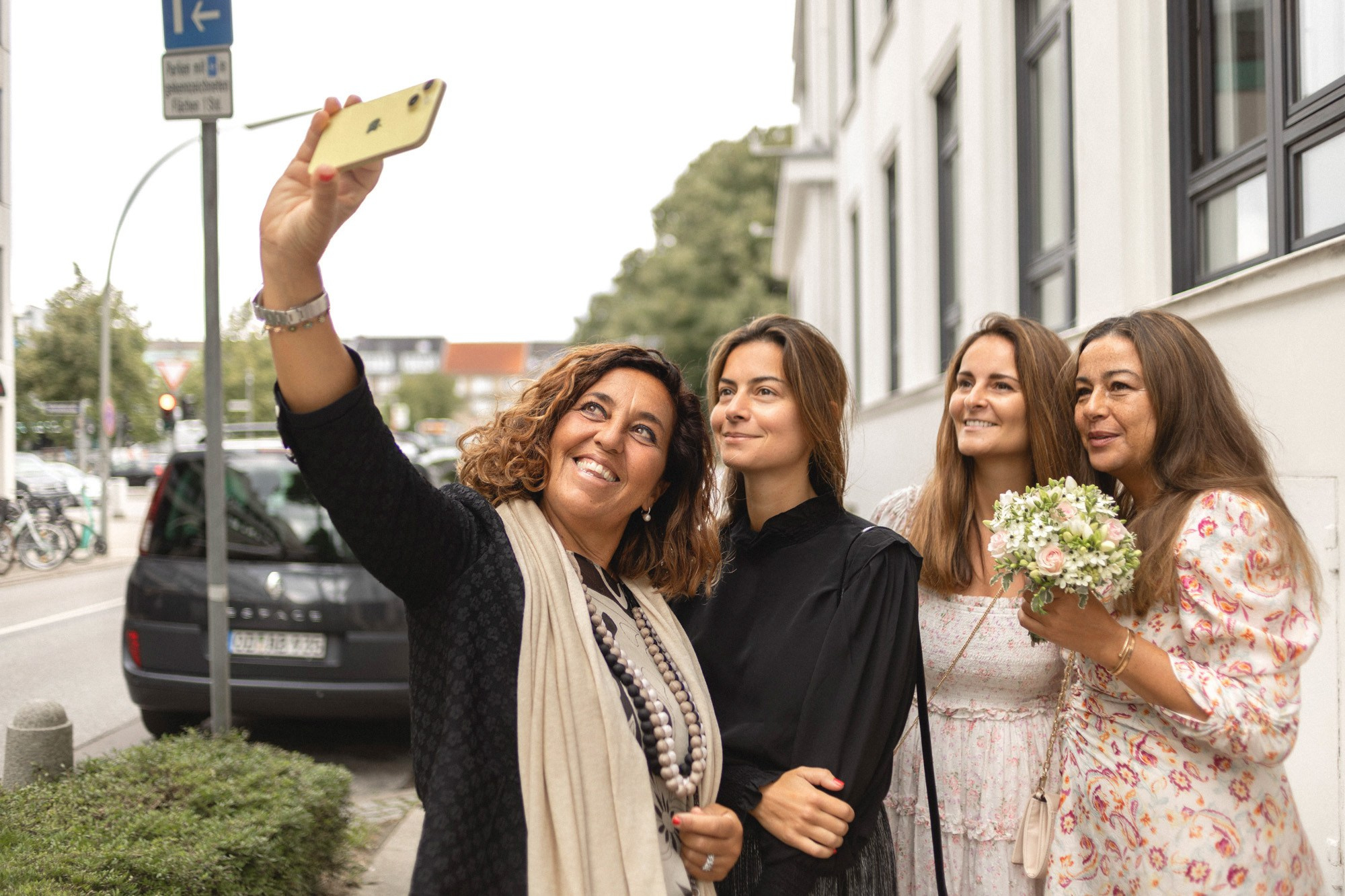 Einzigartige Hochzeitsmomente mit Simone und Mattias: Emotionale Blicke und herzliche Umarmungen