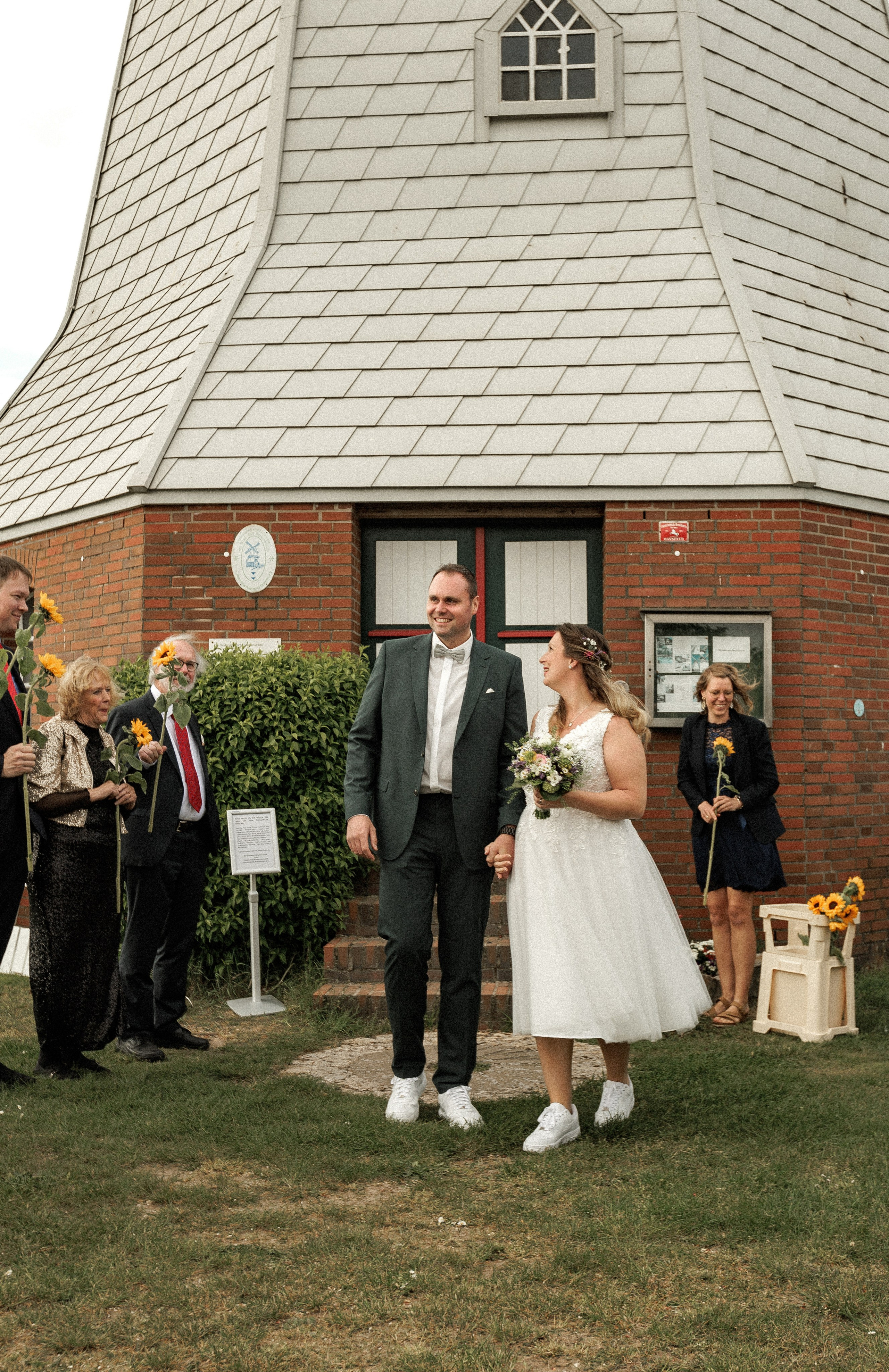 Hochzeitsfotografie an der Windmühle Eyendorf | Historische Romantik in Niedersachsen. Hochzeitsfotograf und Hochzeitsvideograf aus Hamburg | Roka21Film