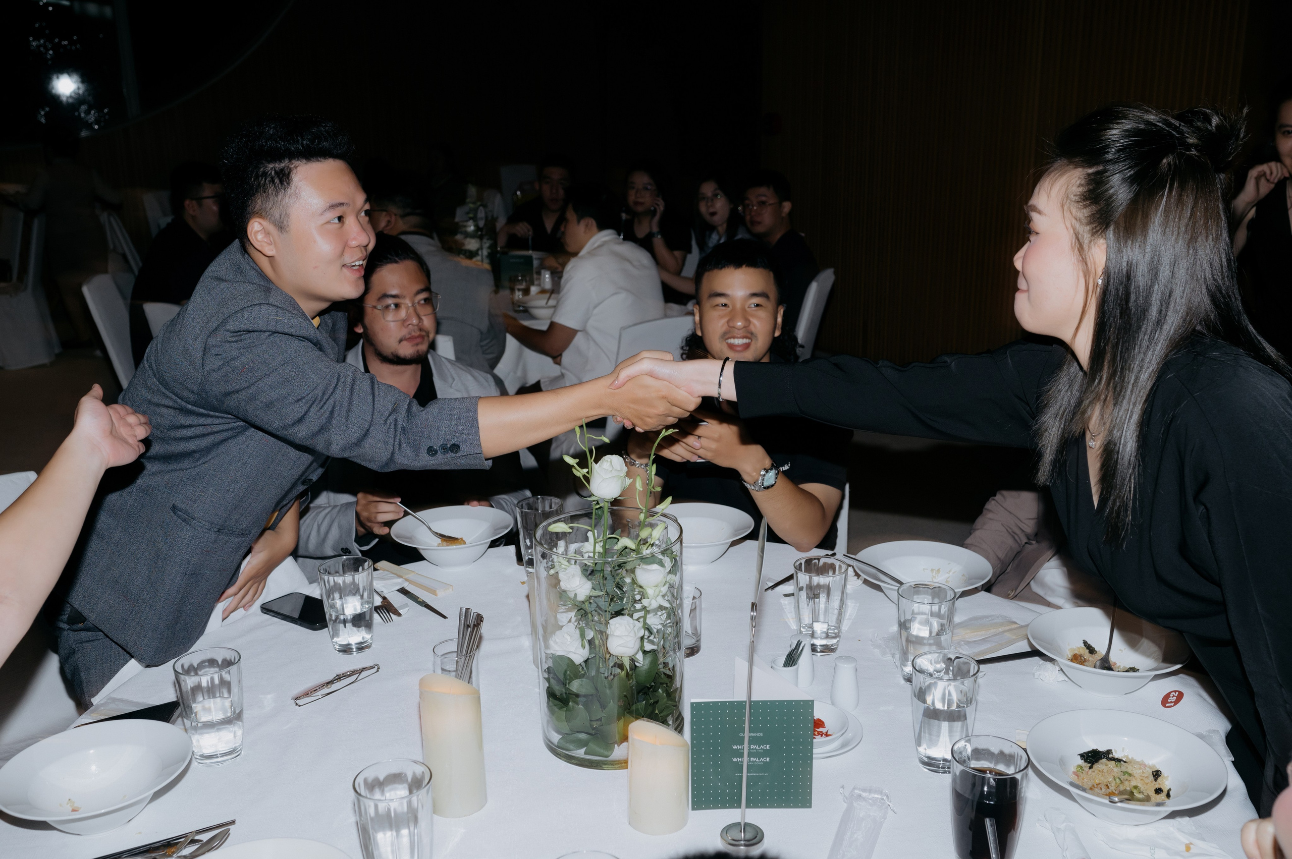 DAT & TU / Wedding Party. Saigon Wedding Present | Art Beyond Moments