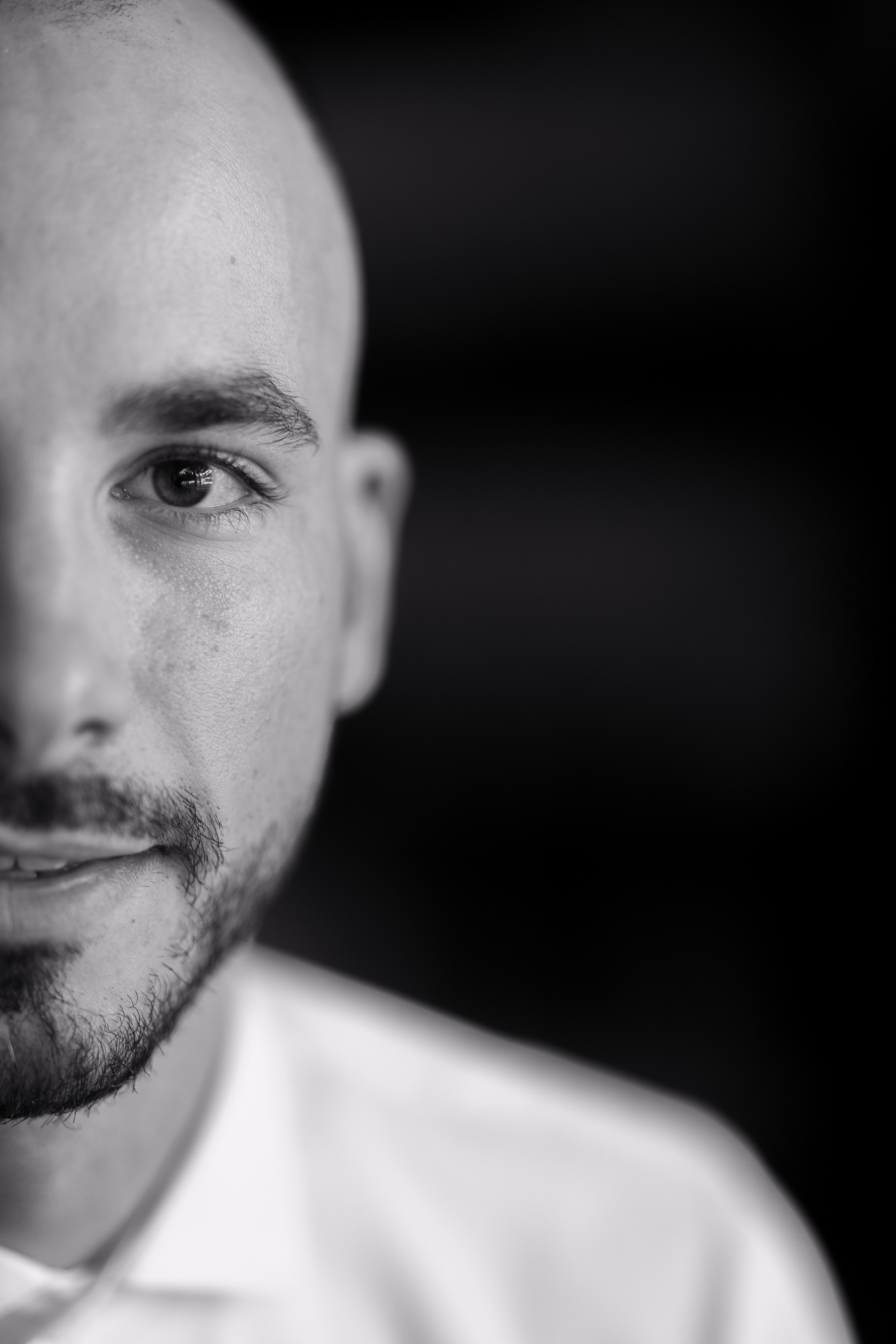 crno beli portret pola lica mladozenje