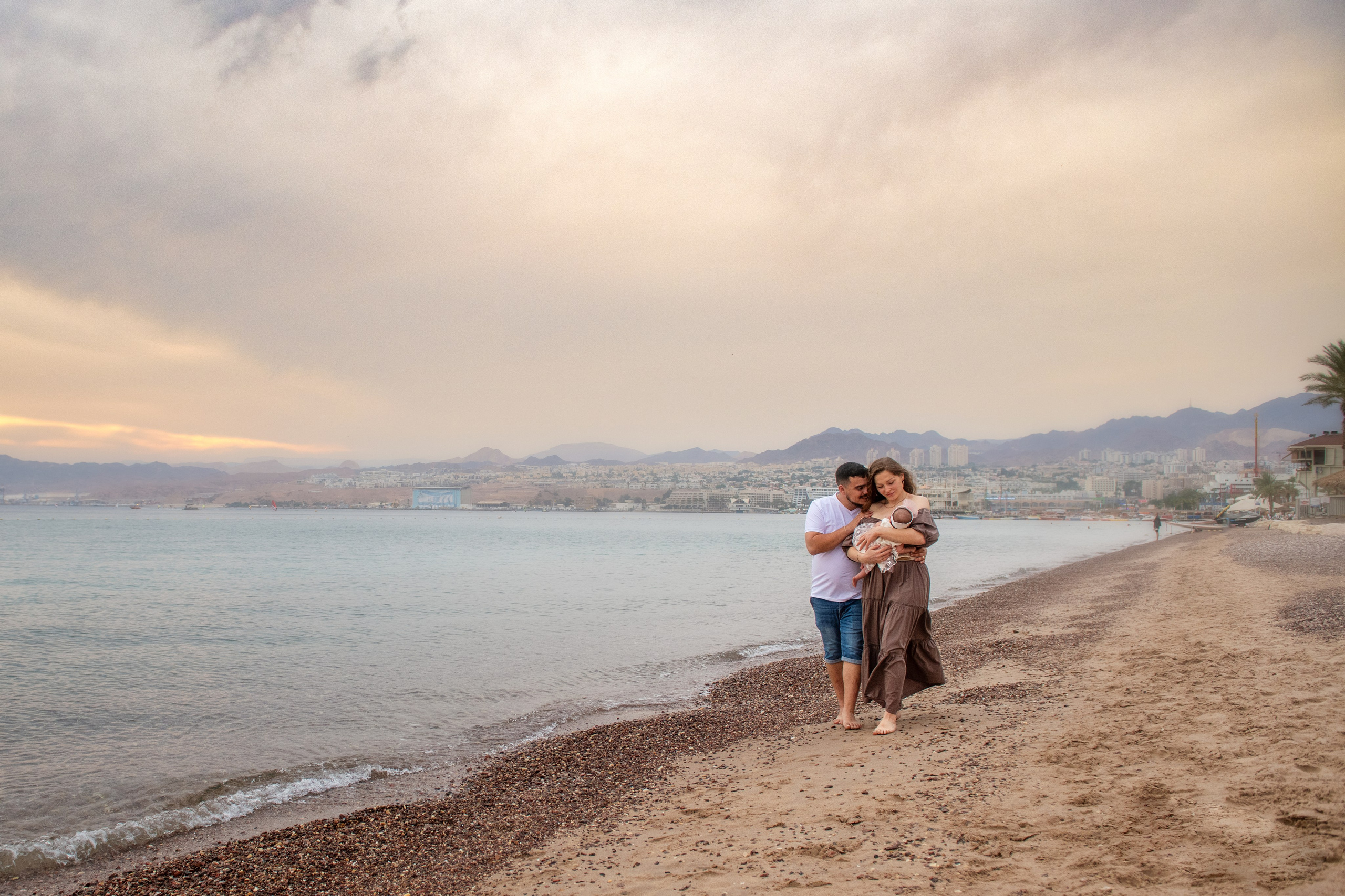 On the sea beach_newborn. Семейный детский беременности love-story фотограф Эйлат Израиль Ольга Амчиславски
