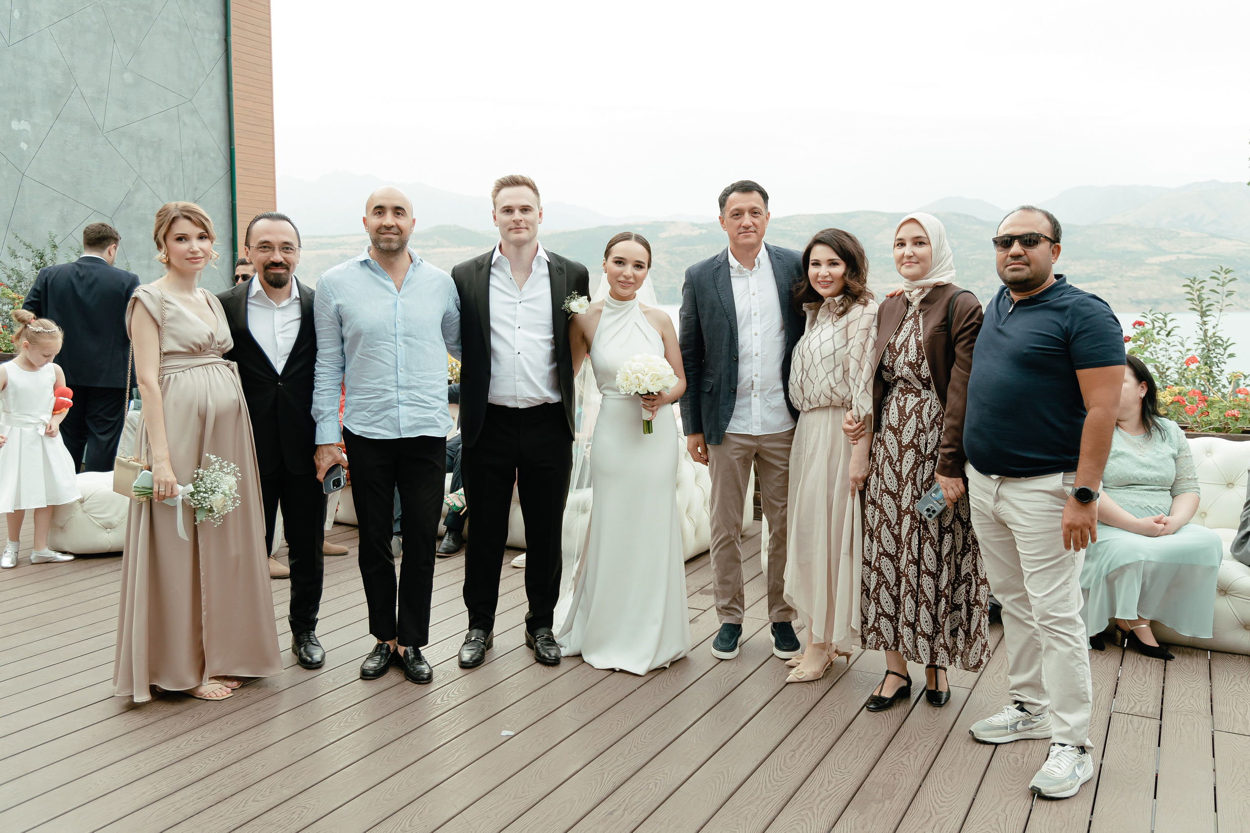 Thomas & Suyumbika. Главная