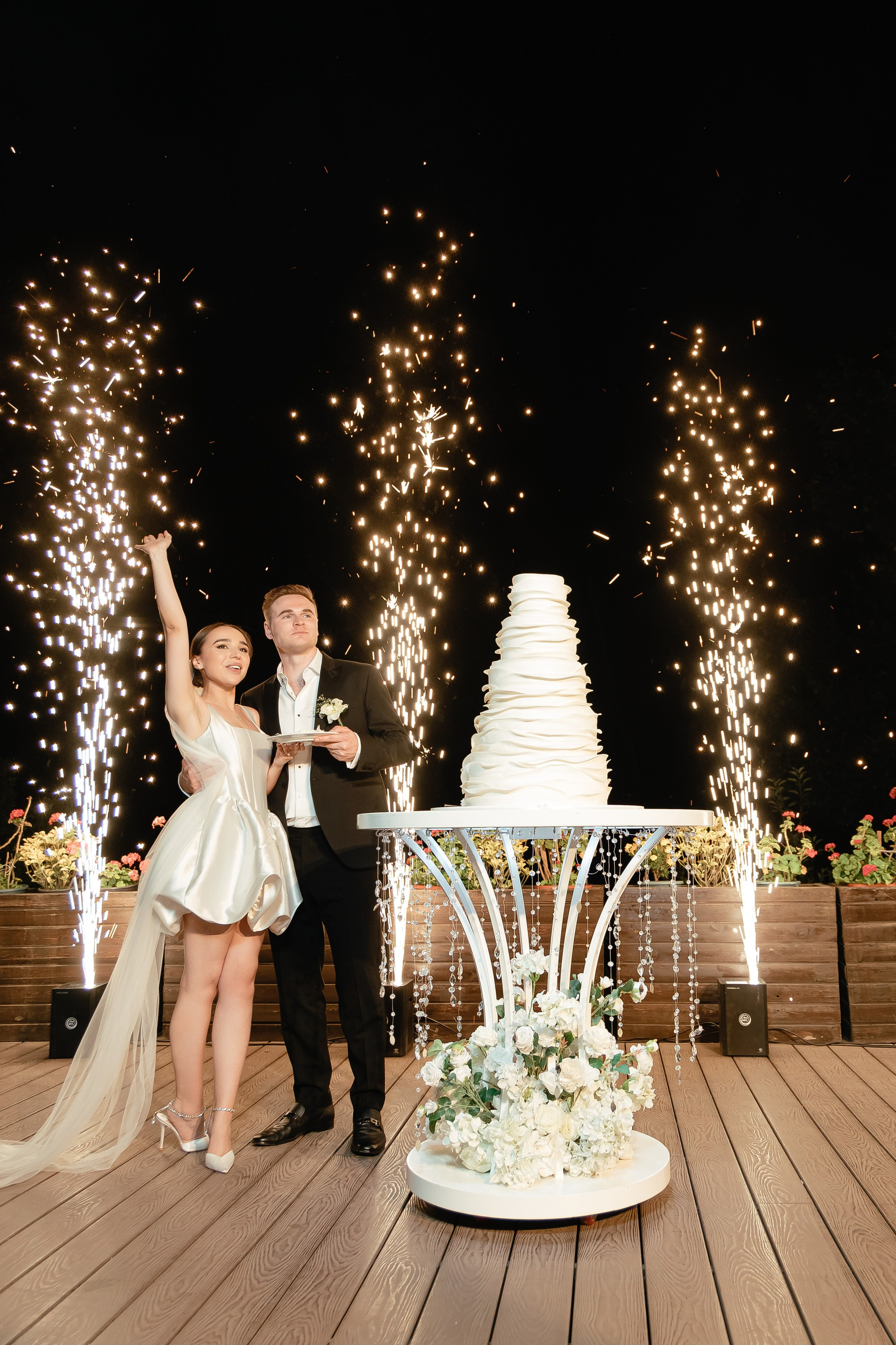 Thomas & Suyumbika. Главная