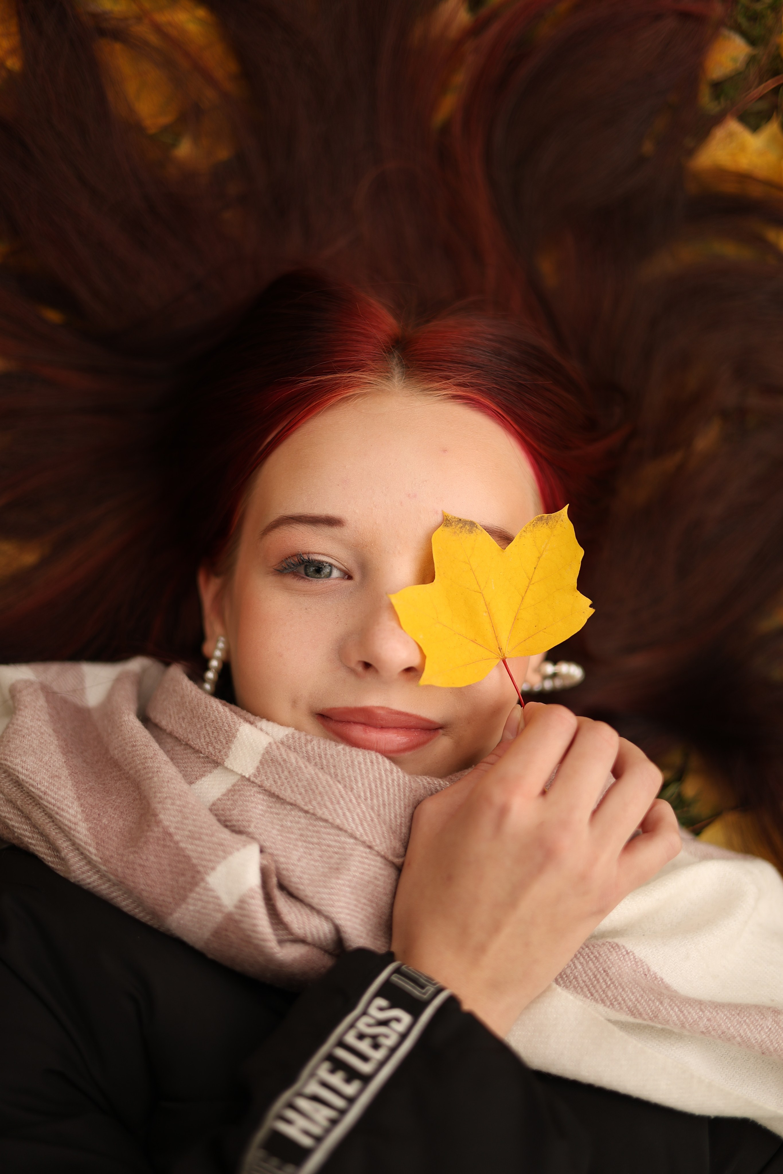 Осенняя фотосессия девушки в уютном свитере и шарфе.