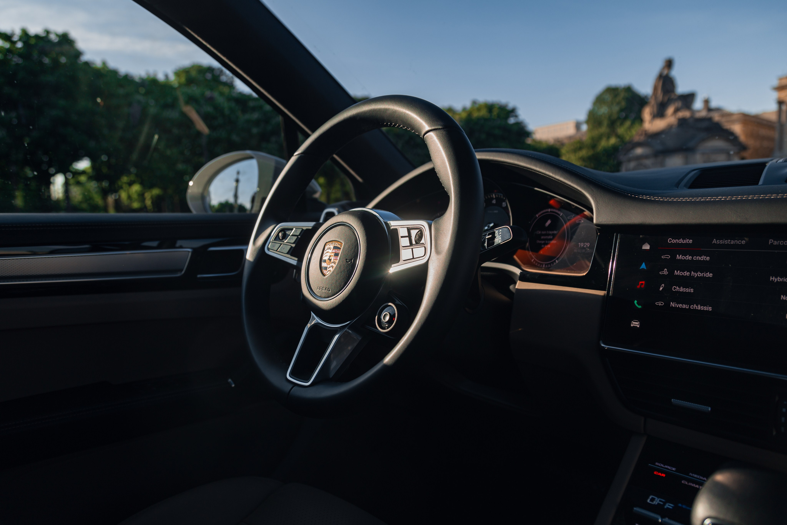 Porsche Cayenne E-Hybrid. Photographer in Paris — Vitalii Motruk