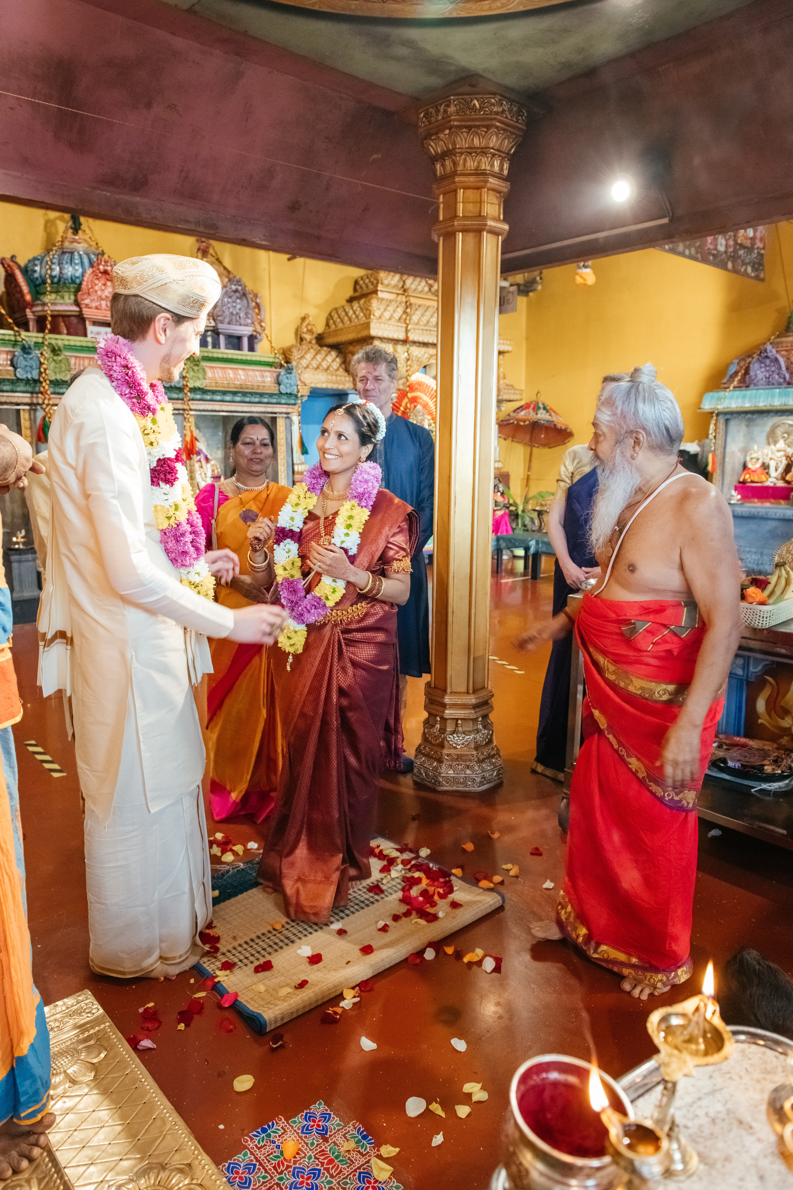 VIJETHA & BJÖRN Indian temple in Dürnten, Switzerland. I am Elena Altendorfer. Wedding photographer in Zurich and Switzerland