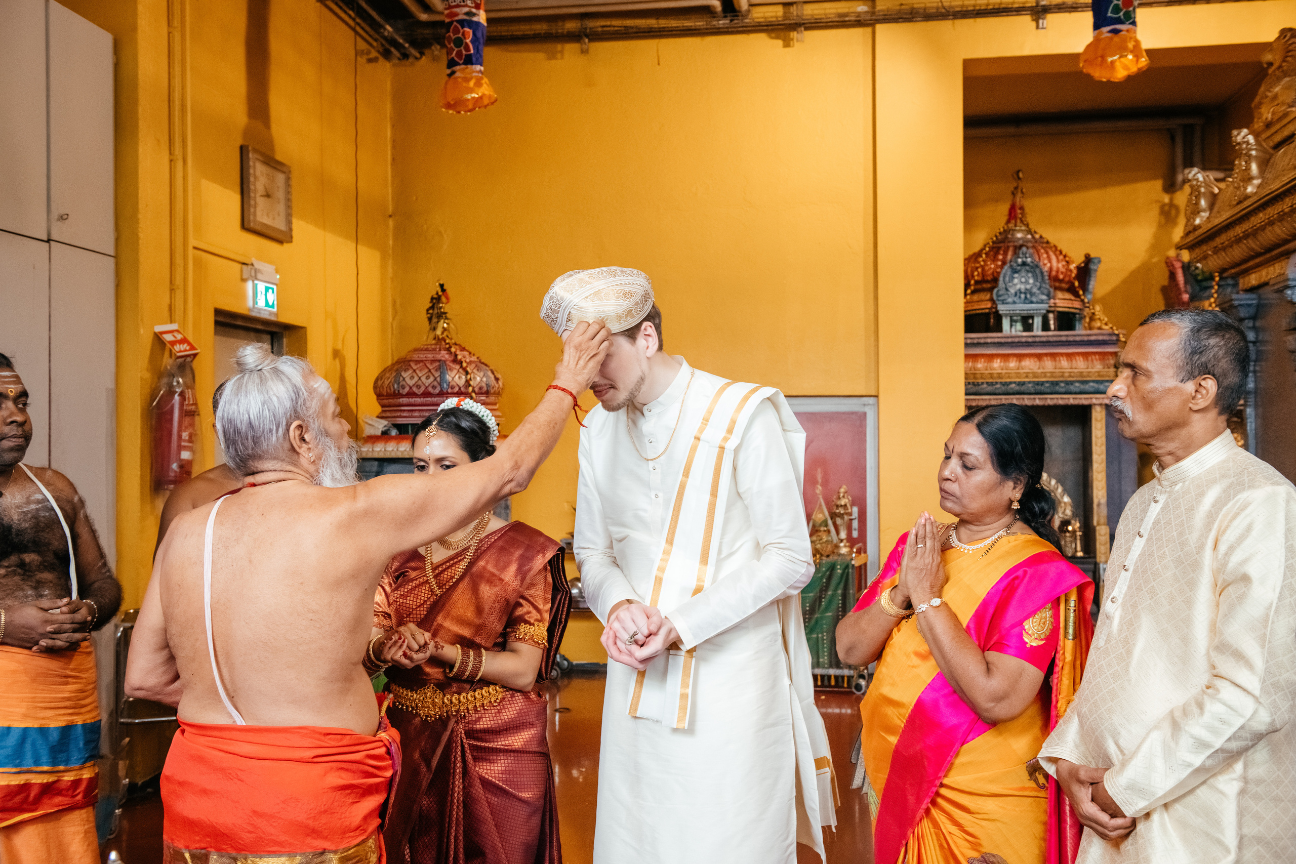 VIJETHA & BJÖRN Indian temple in Dürnten, Switzerland. I am Elena Altendorfer. Wedding photographer in Zurich and Switzerland