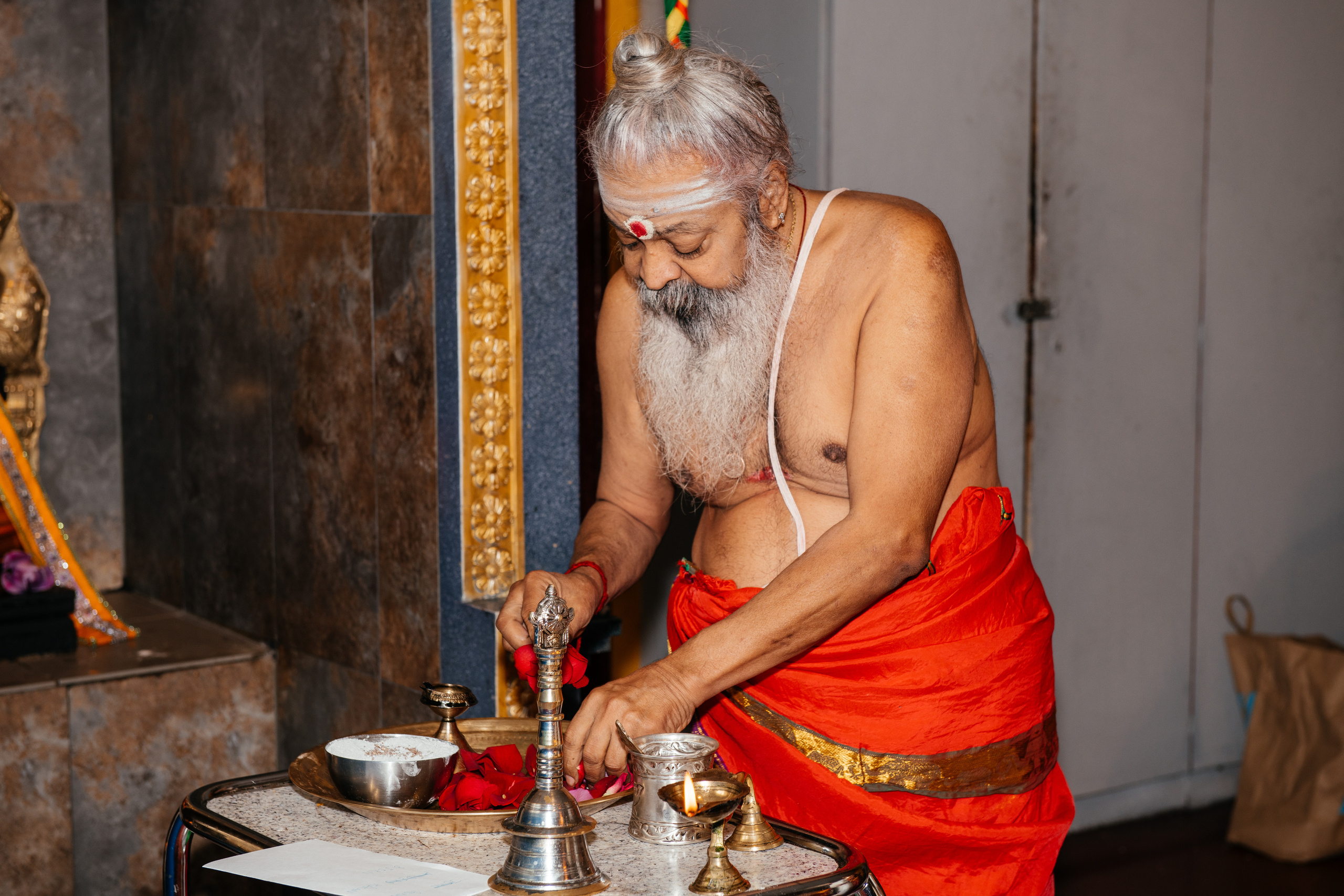 VIJETHA & BJÖRN Indian temple in Dürnten, Switzerland. I am Elena Altendorfer. Wedding photographer in Zurich and Switzerland