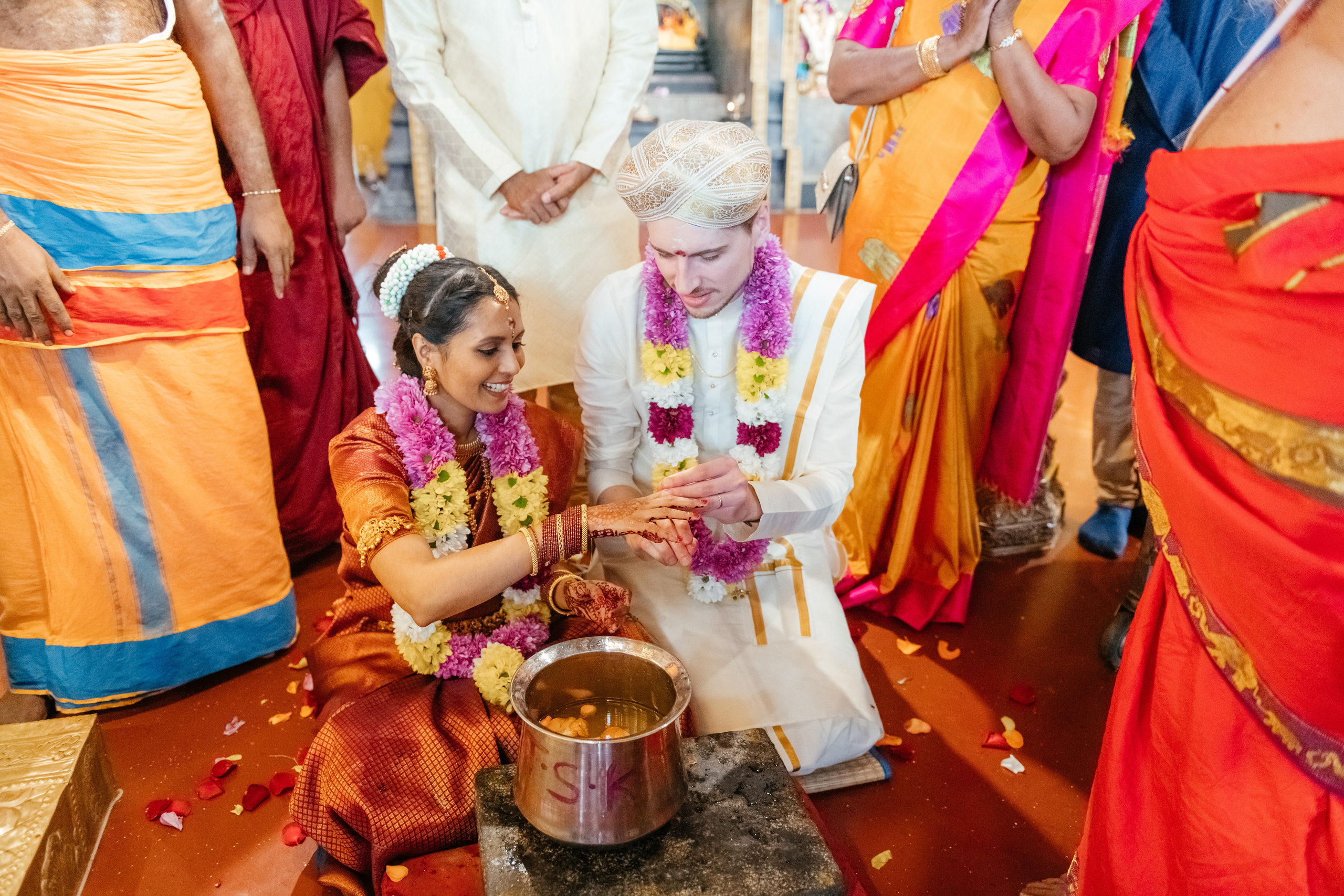 VIJETHA & BJÖRN Indian temple in Dürnten, Switzerland. I am Elena Altendorfer. Wedding photographer in Zurich and Switzerland