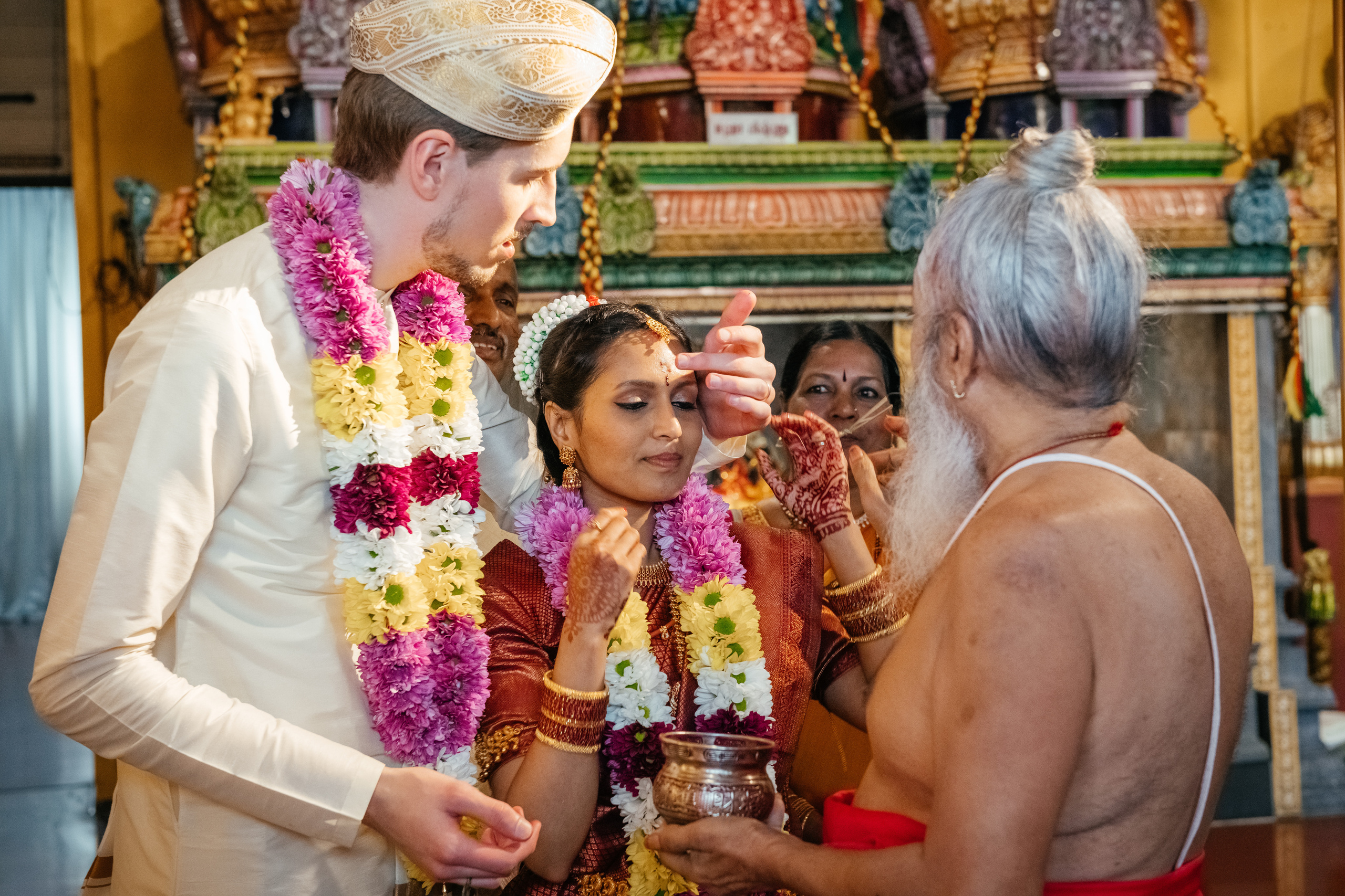 VIJETHA & BJÖRN Indian temple in Dürnten, Switzerland. I am Elena Altendorfer. Wedding photographer in Zurich and Switzerland